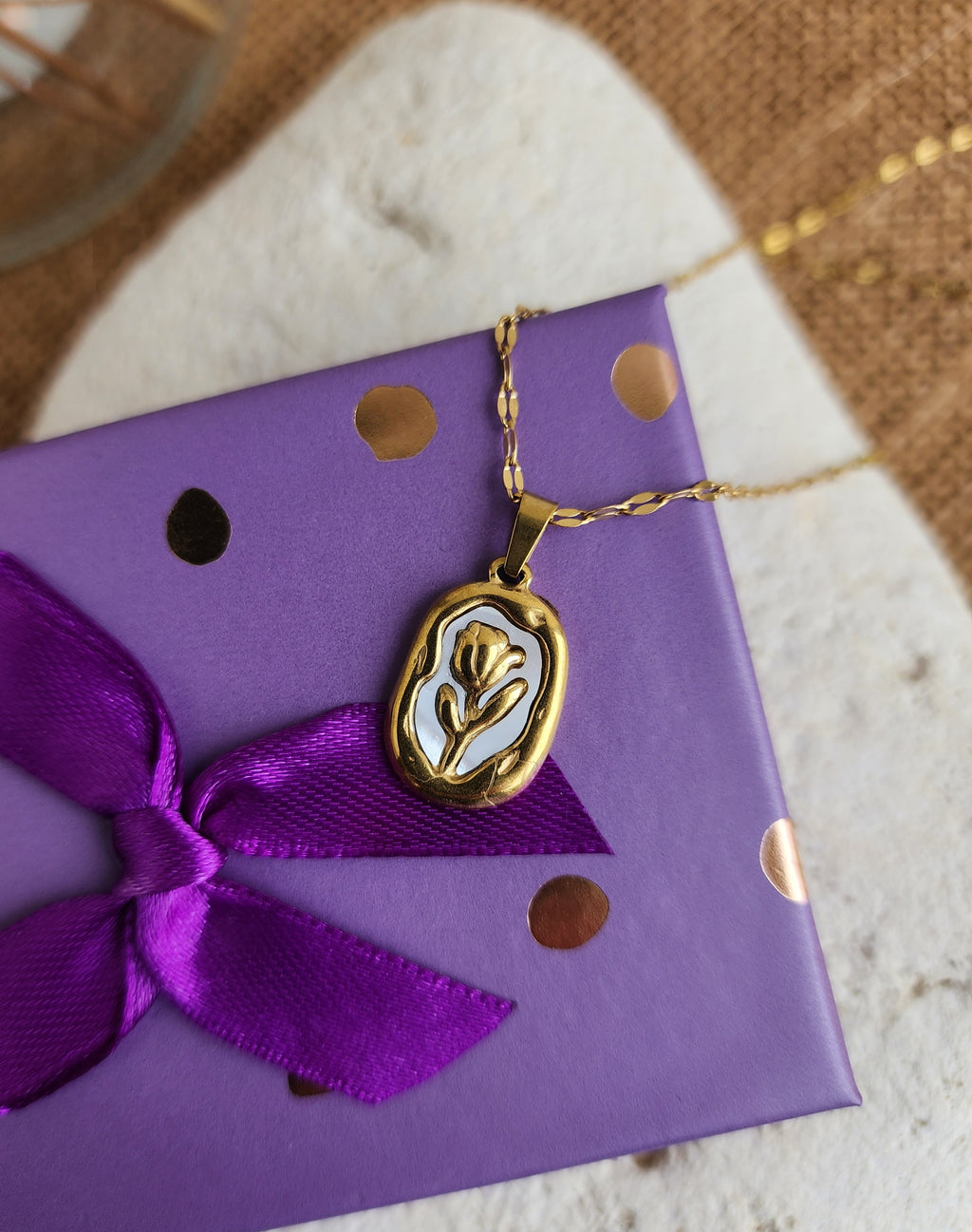 Collier pendentif médaille rose