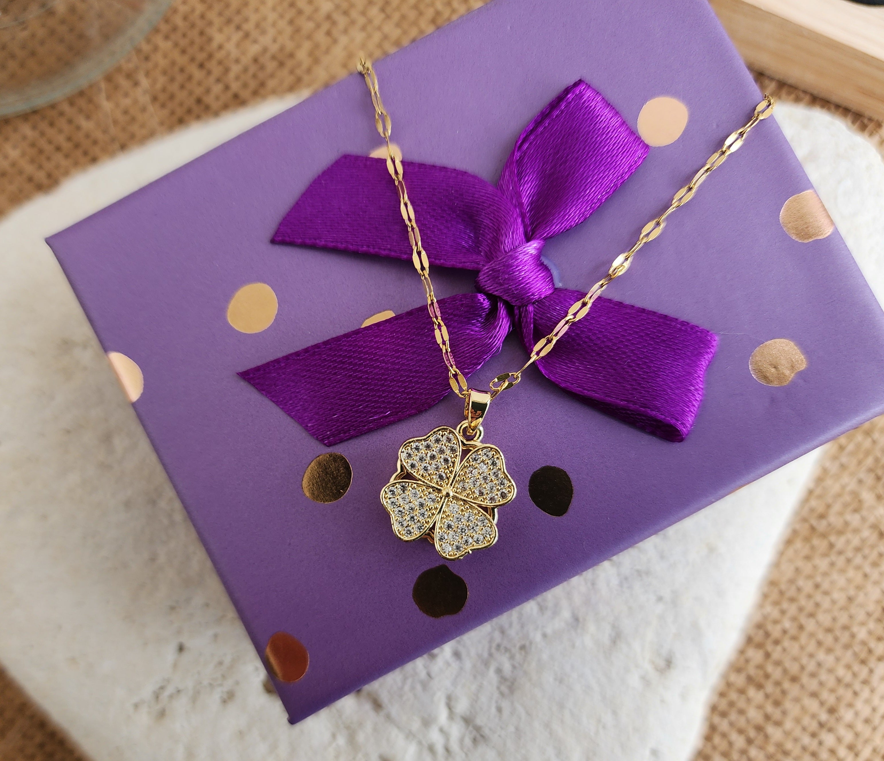 Collier pendentif trèfle tournant