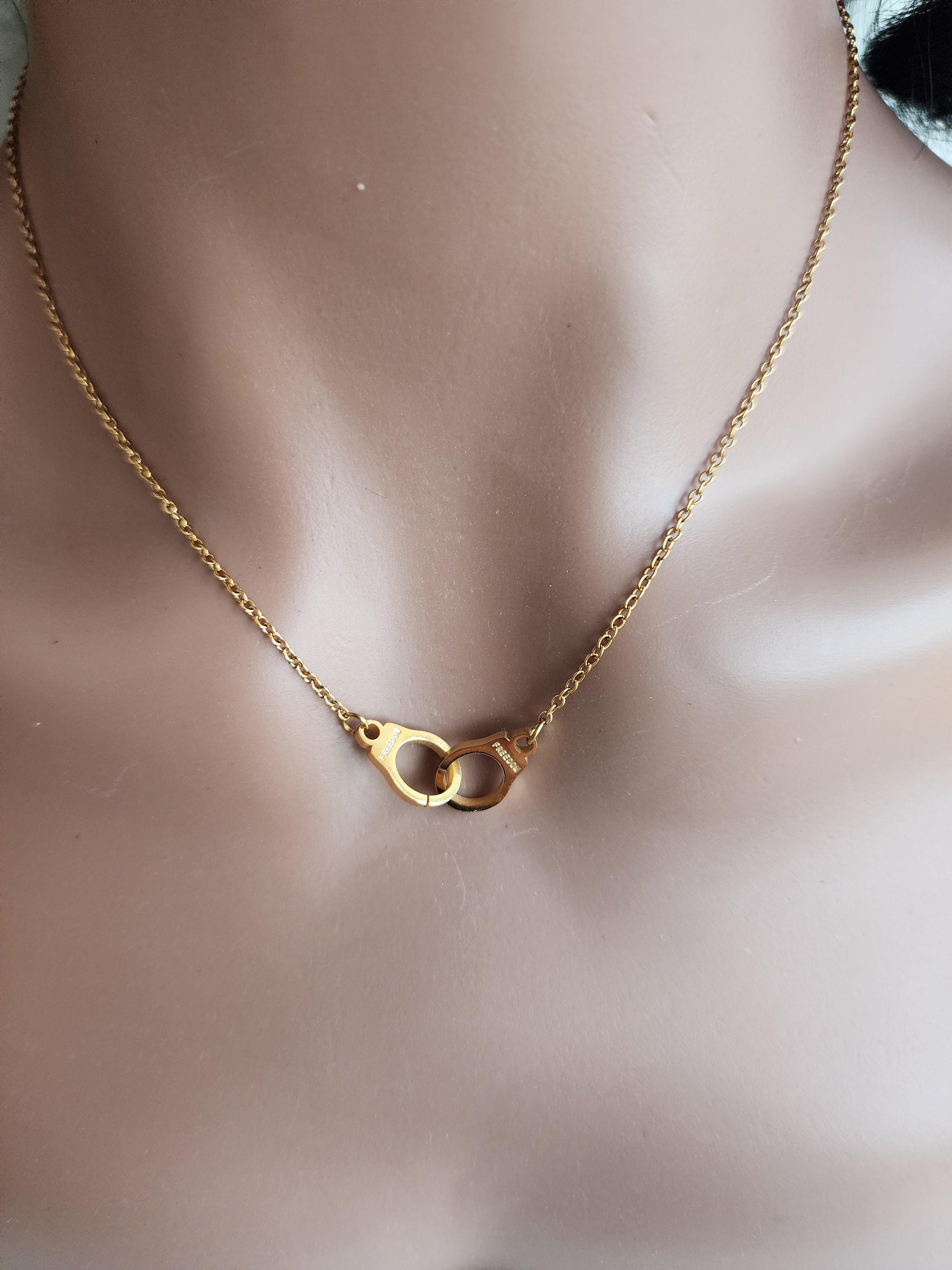 Collier pendentif menottes