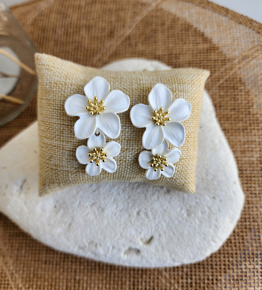 Boucles d'oreilles fleurs blanches