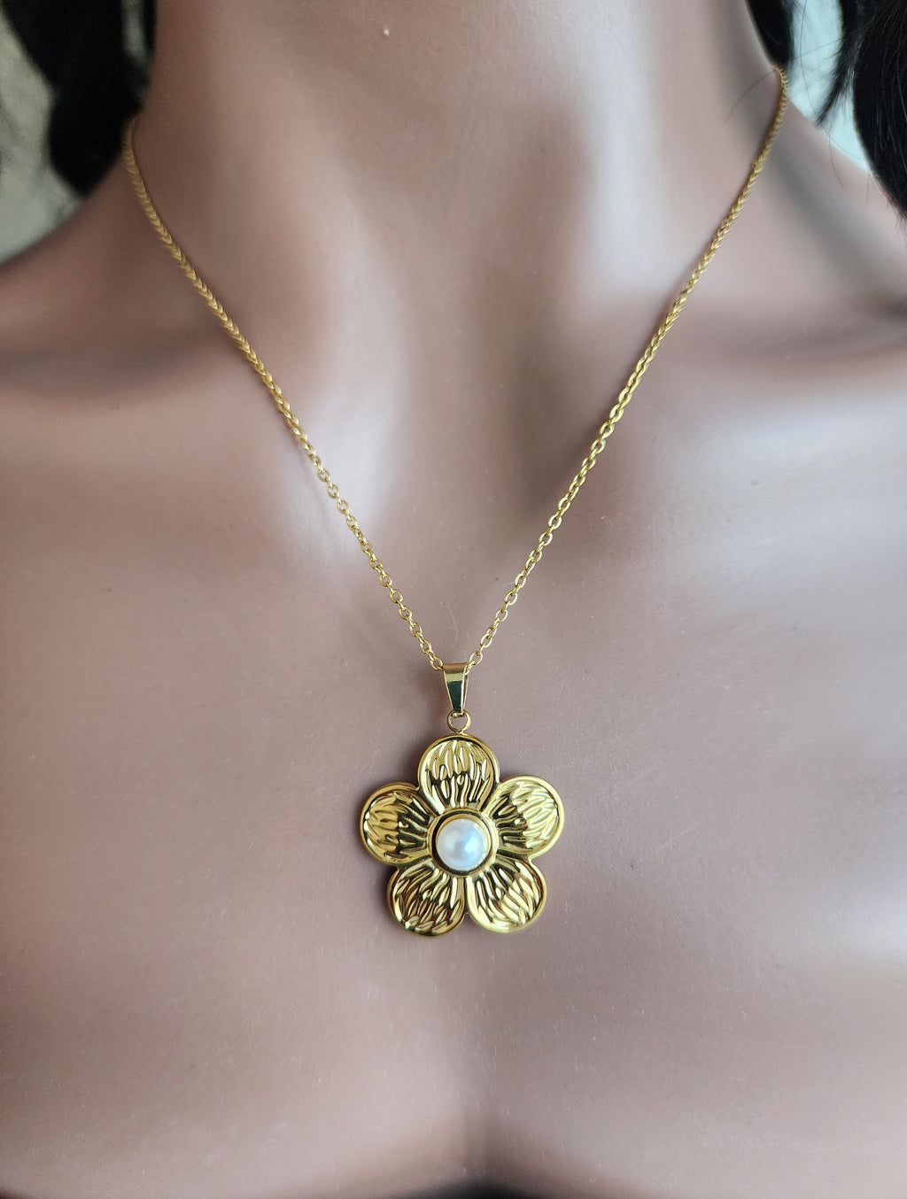 Collier pendentif fleur et perle blanche