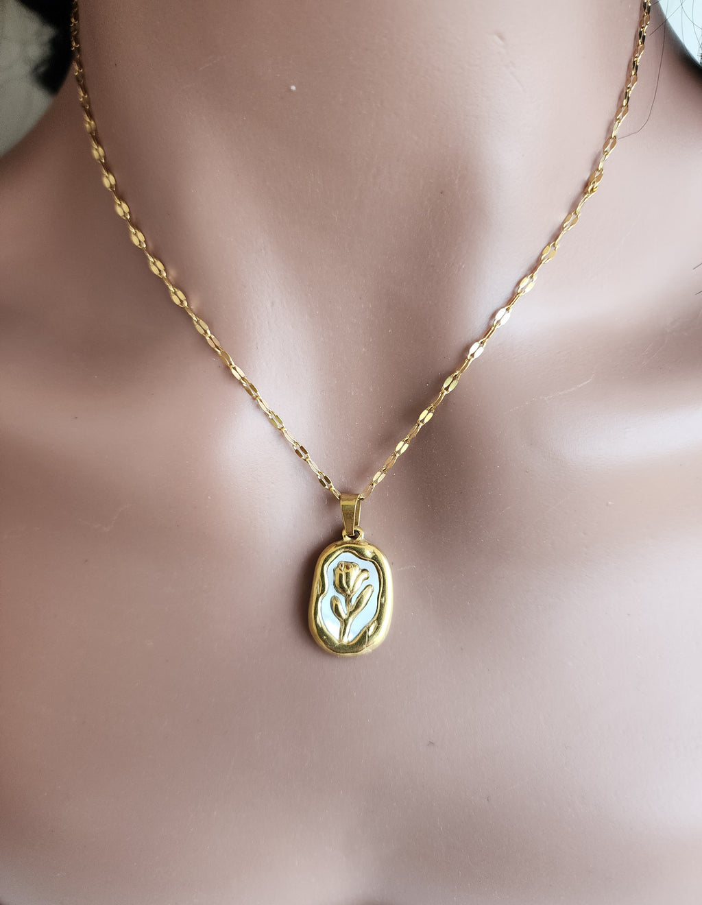 Collier pendentif médaille rose