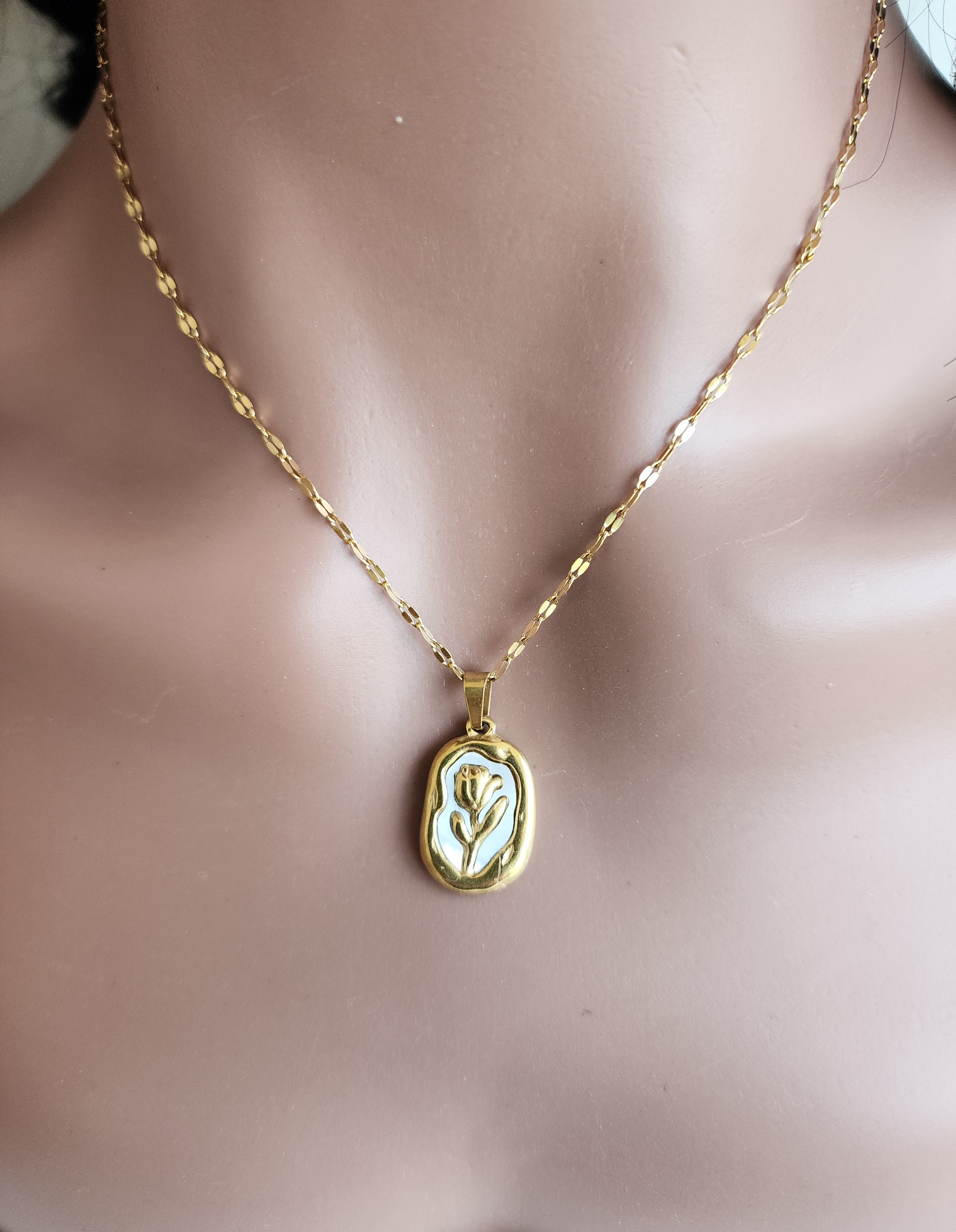 Collier pendentif médaille rose