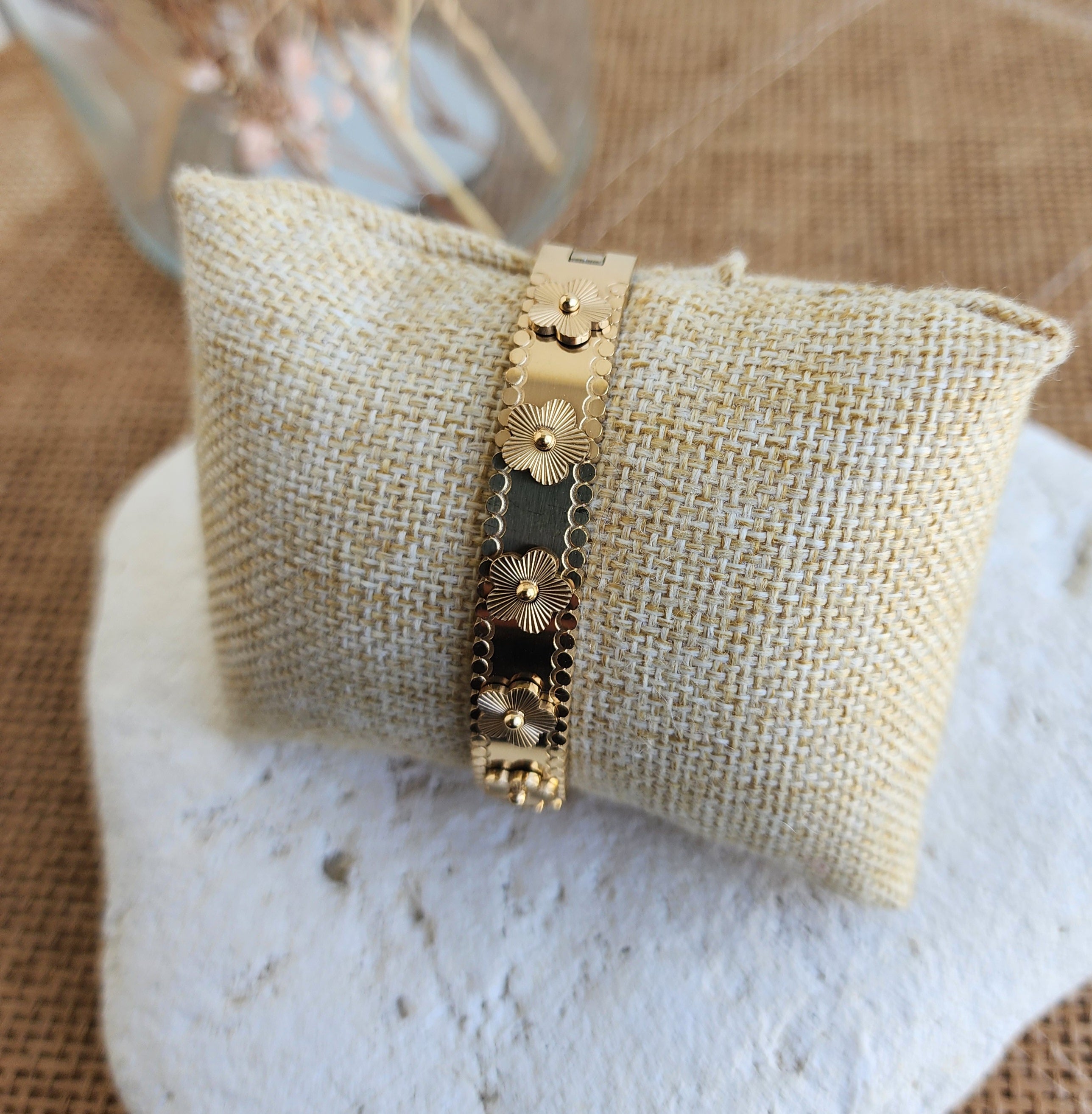 Bracelet jonc petites fleurs