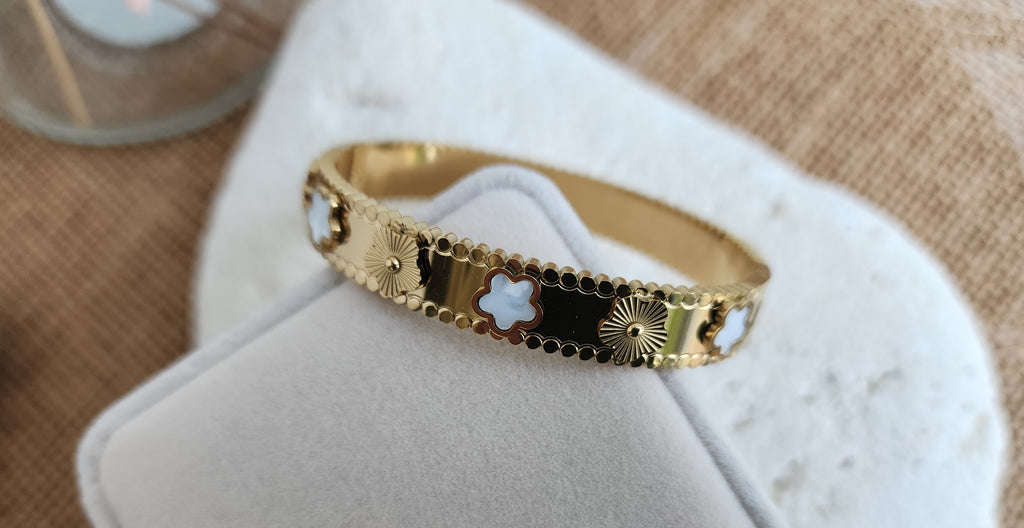 Bracelet jonc fleurs blanches