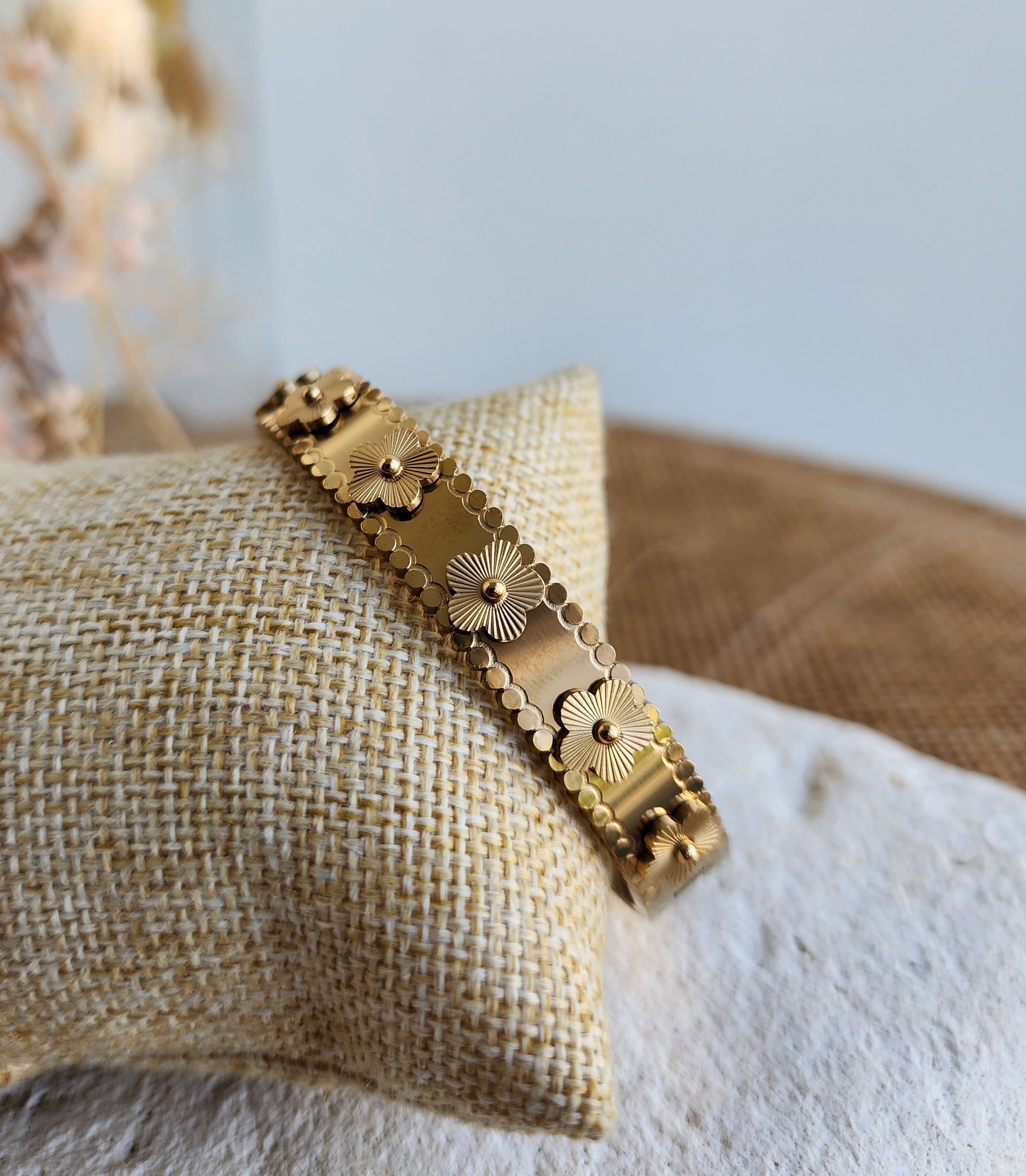 Bracelet jonc petites fleurs