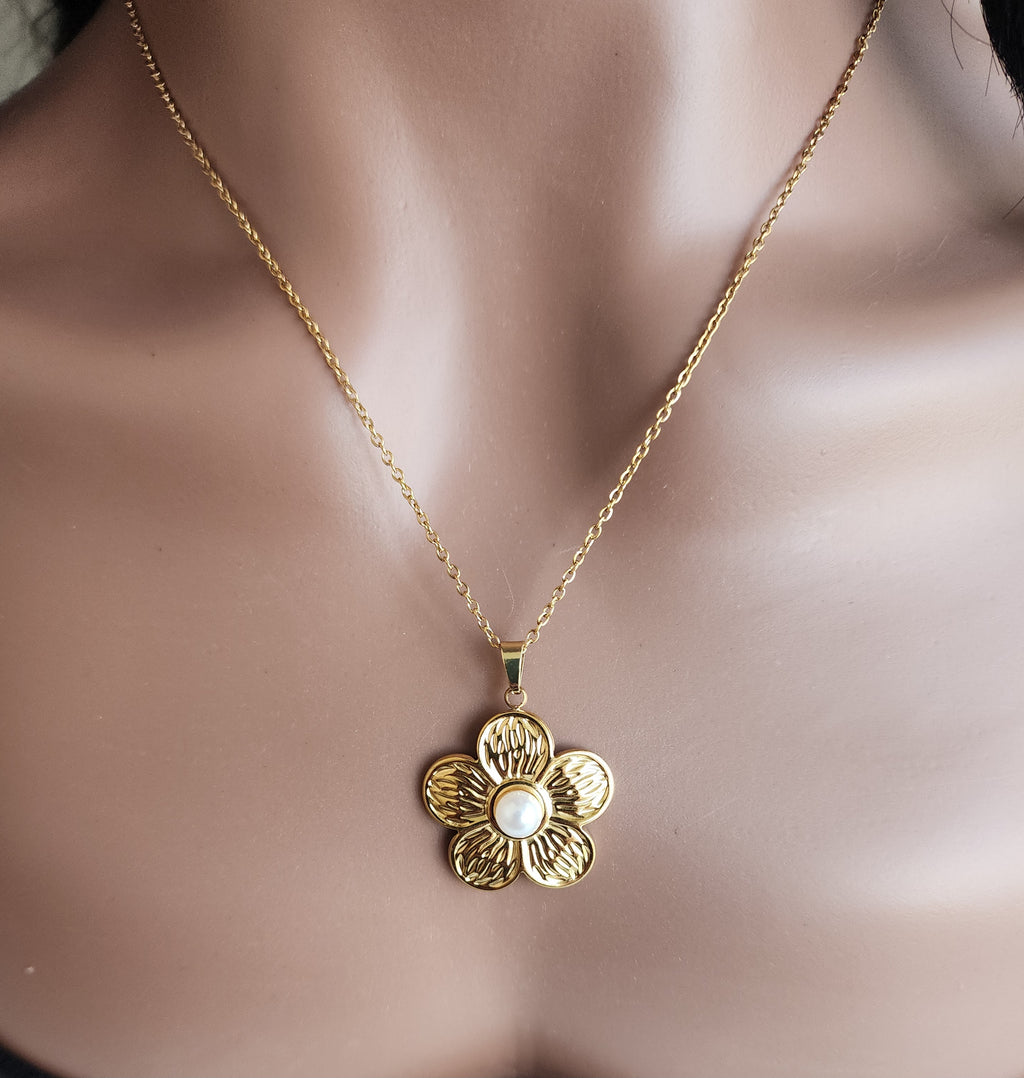 Collier pendentif fleur et perle blanche