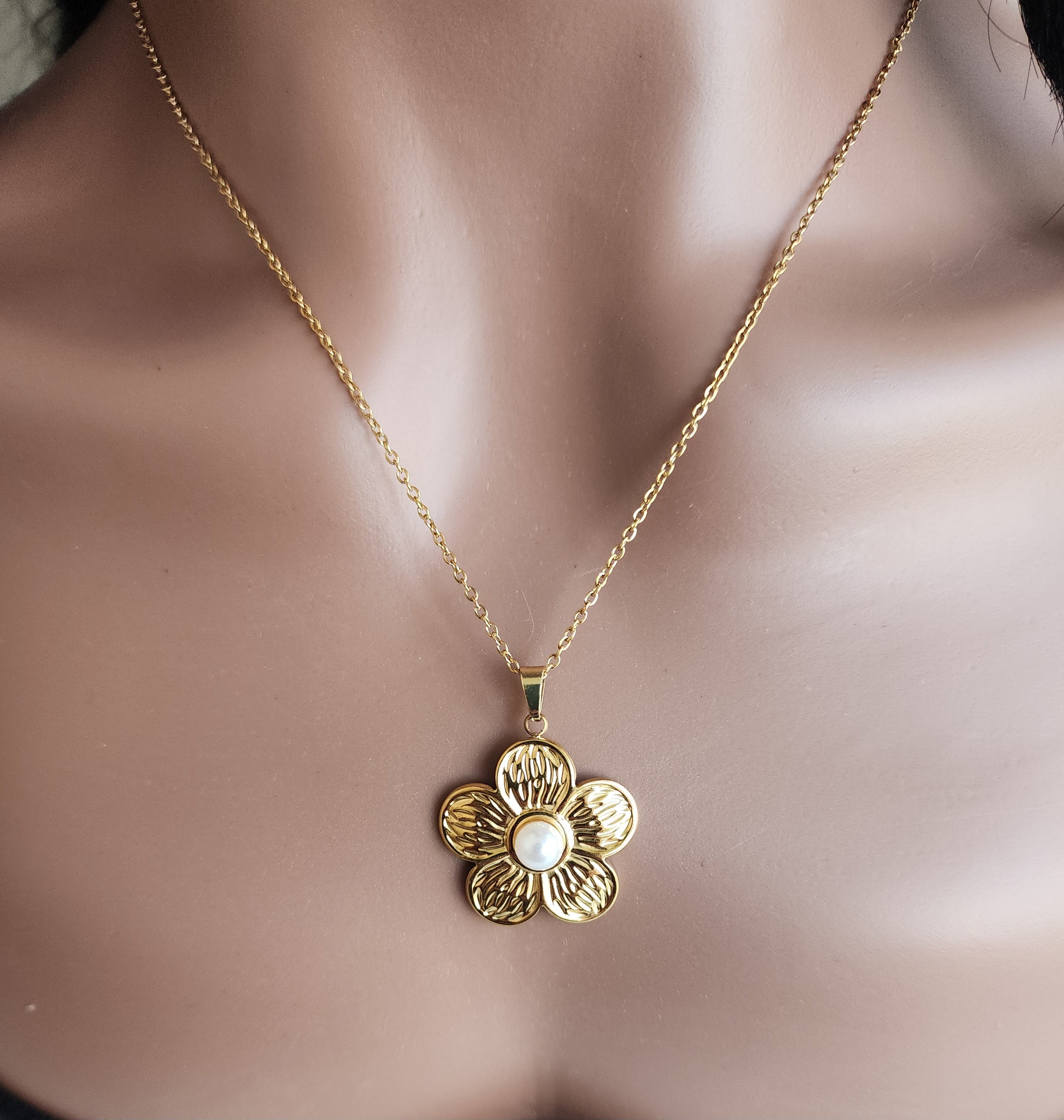 Collier pendentif fleur et perle blanche