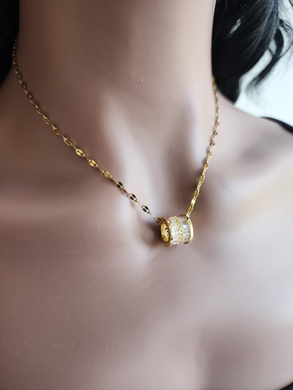 Collier pendentif cylindrique strass