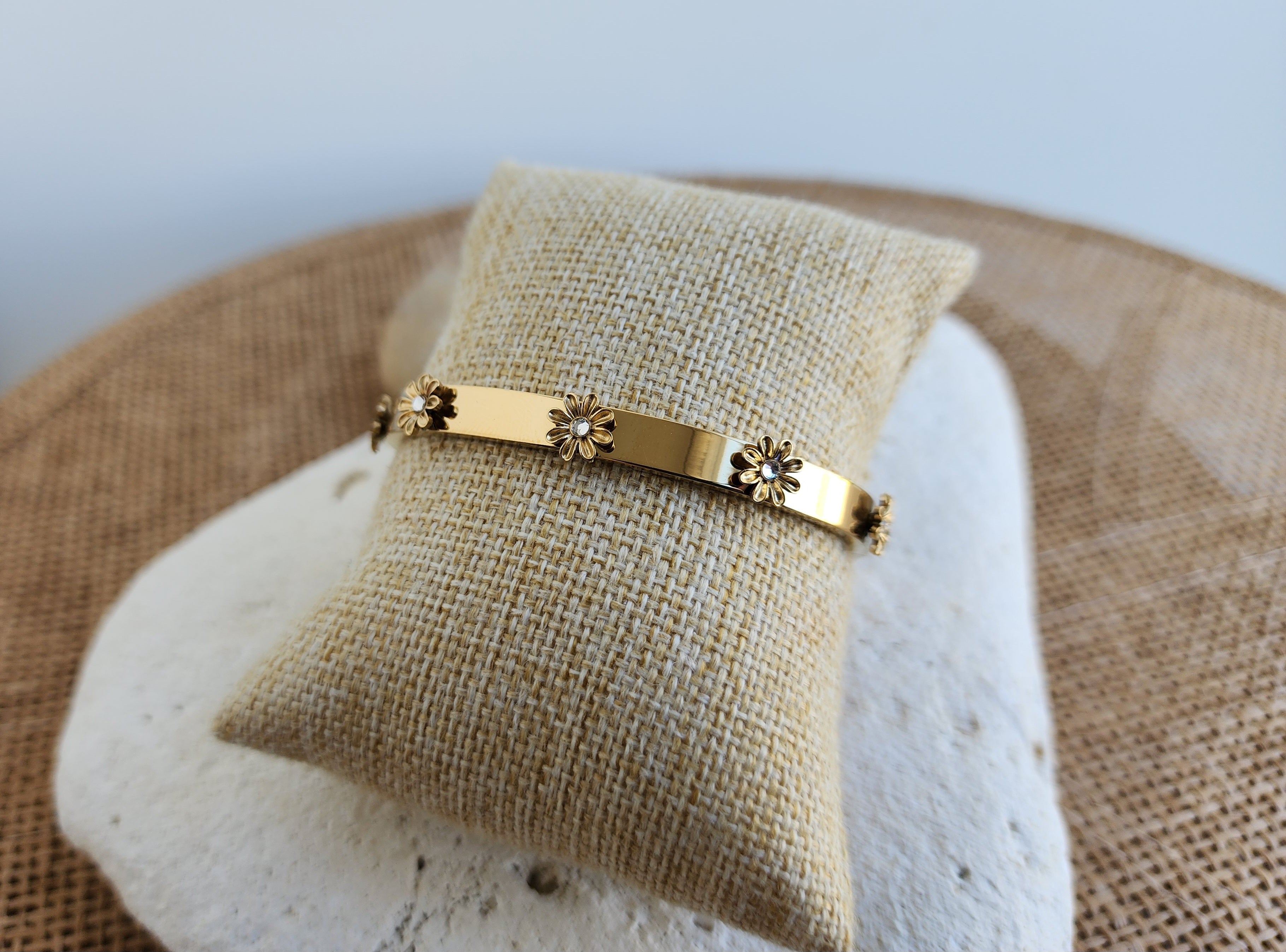 Bracelet jonc fleurs relief