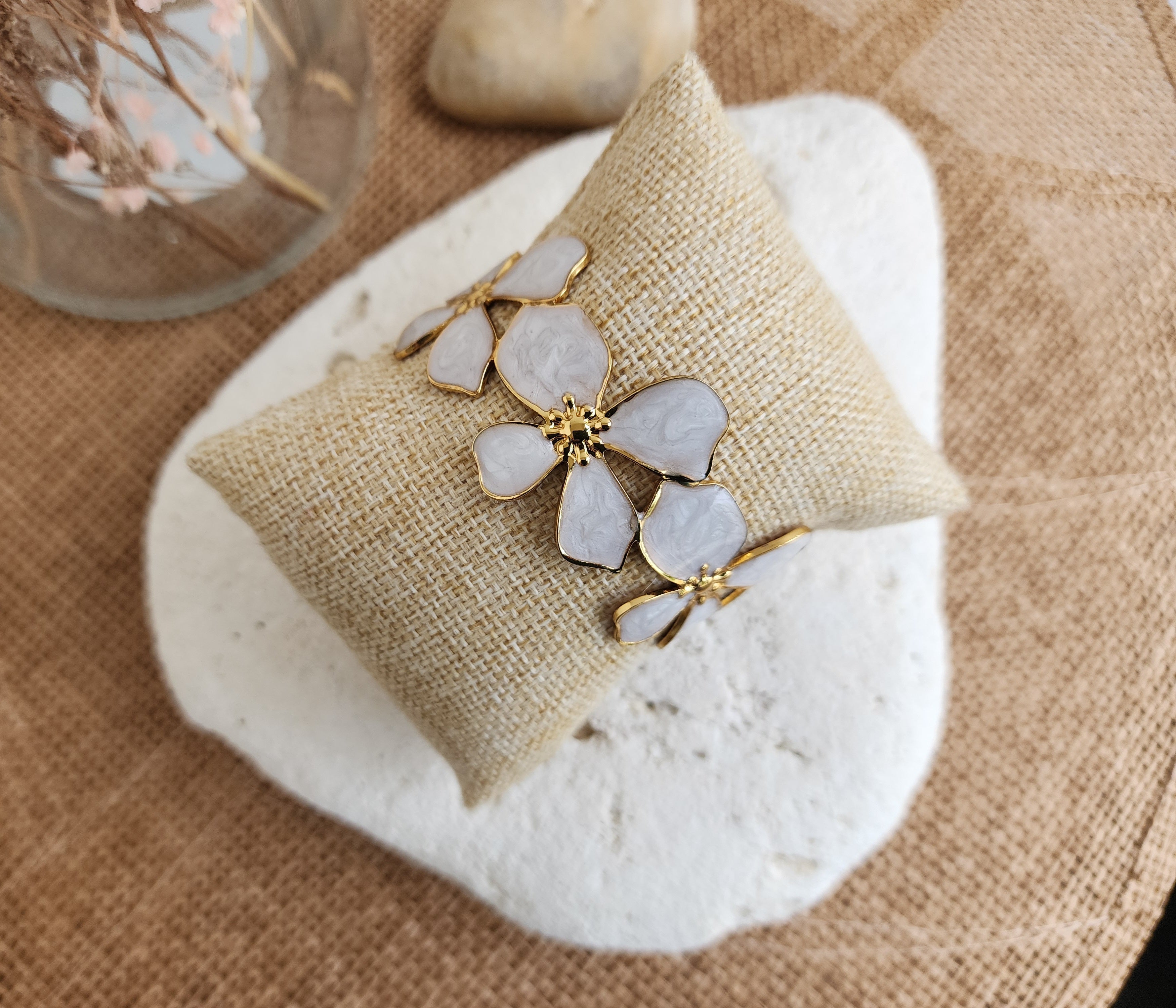 Bracelet jonc ajustable fleurs blanches