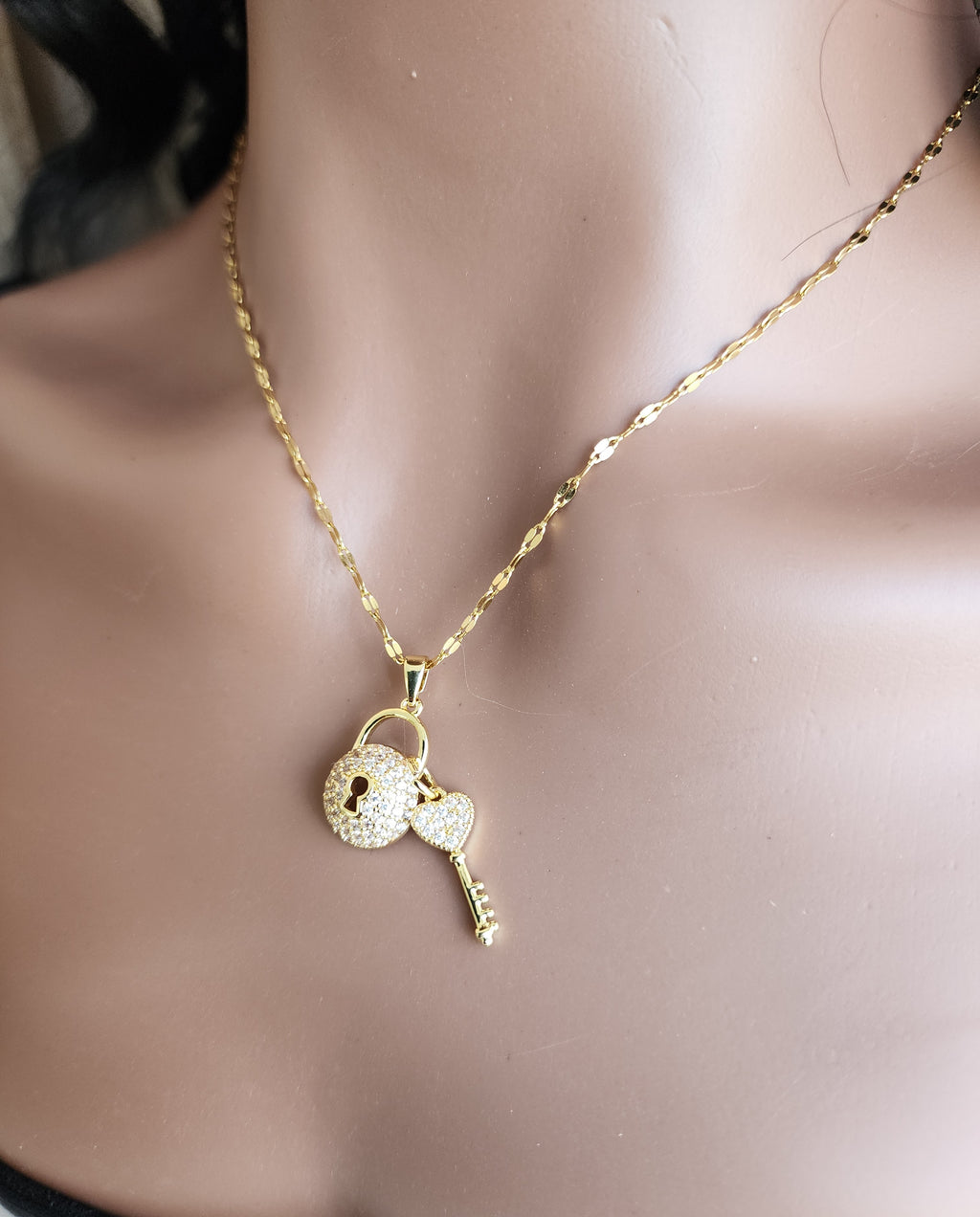Collier pendentif cadena et clé