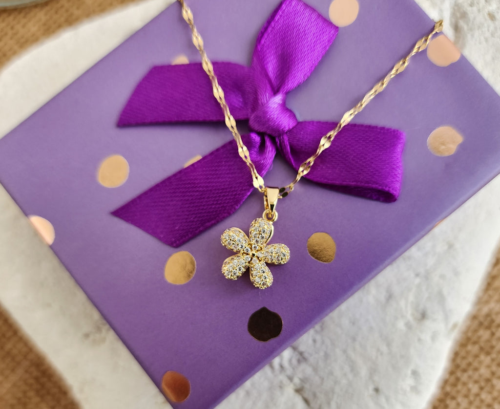 Collier pendentif fleur et strass tournante