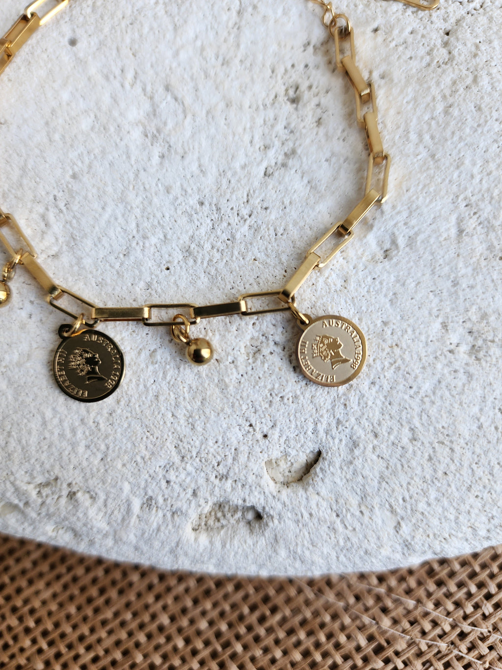 Bracelet chaîne à breloques médaille