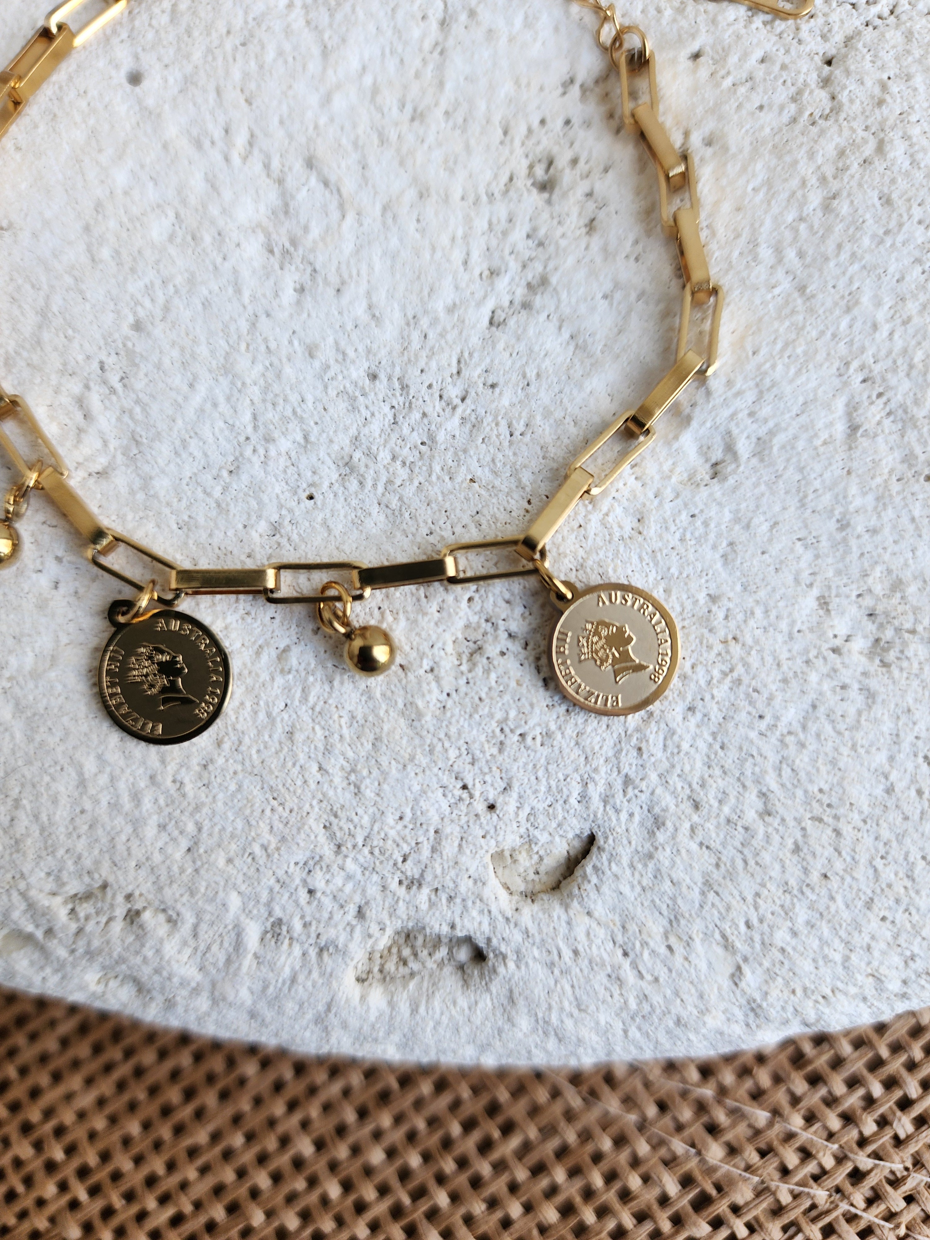 Bracelet chaîne à breloques médaille