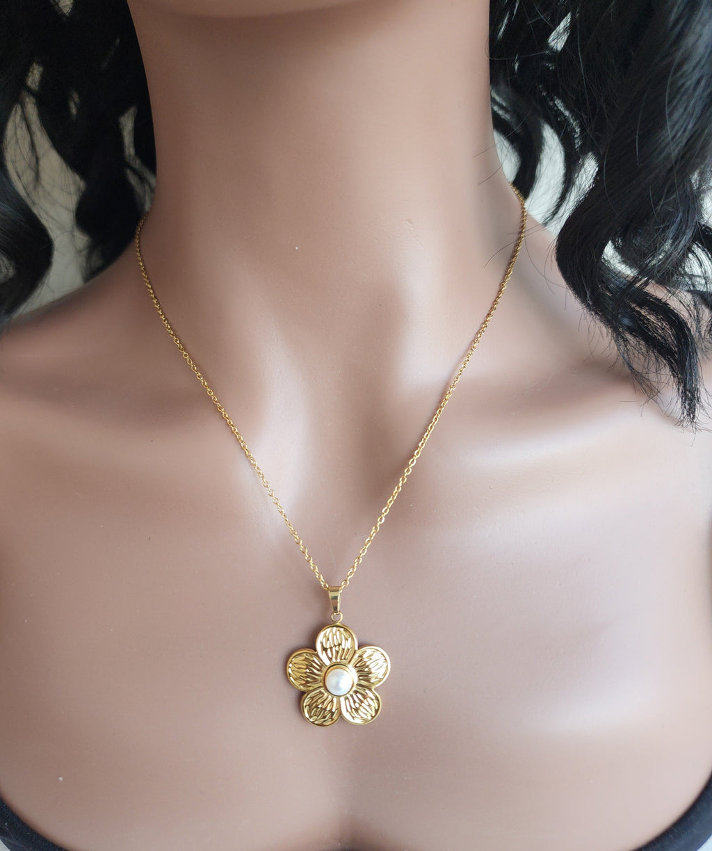 Collier pendentif fleur et perle blanche