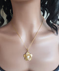 Collier pendentif fleur et perle blanche