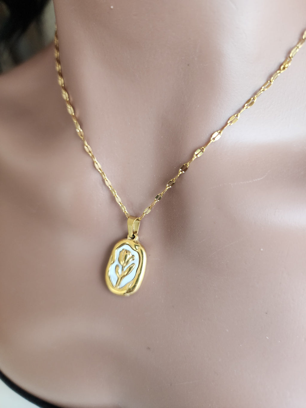 Collier pendentif médaille rose