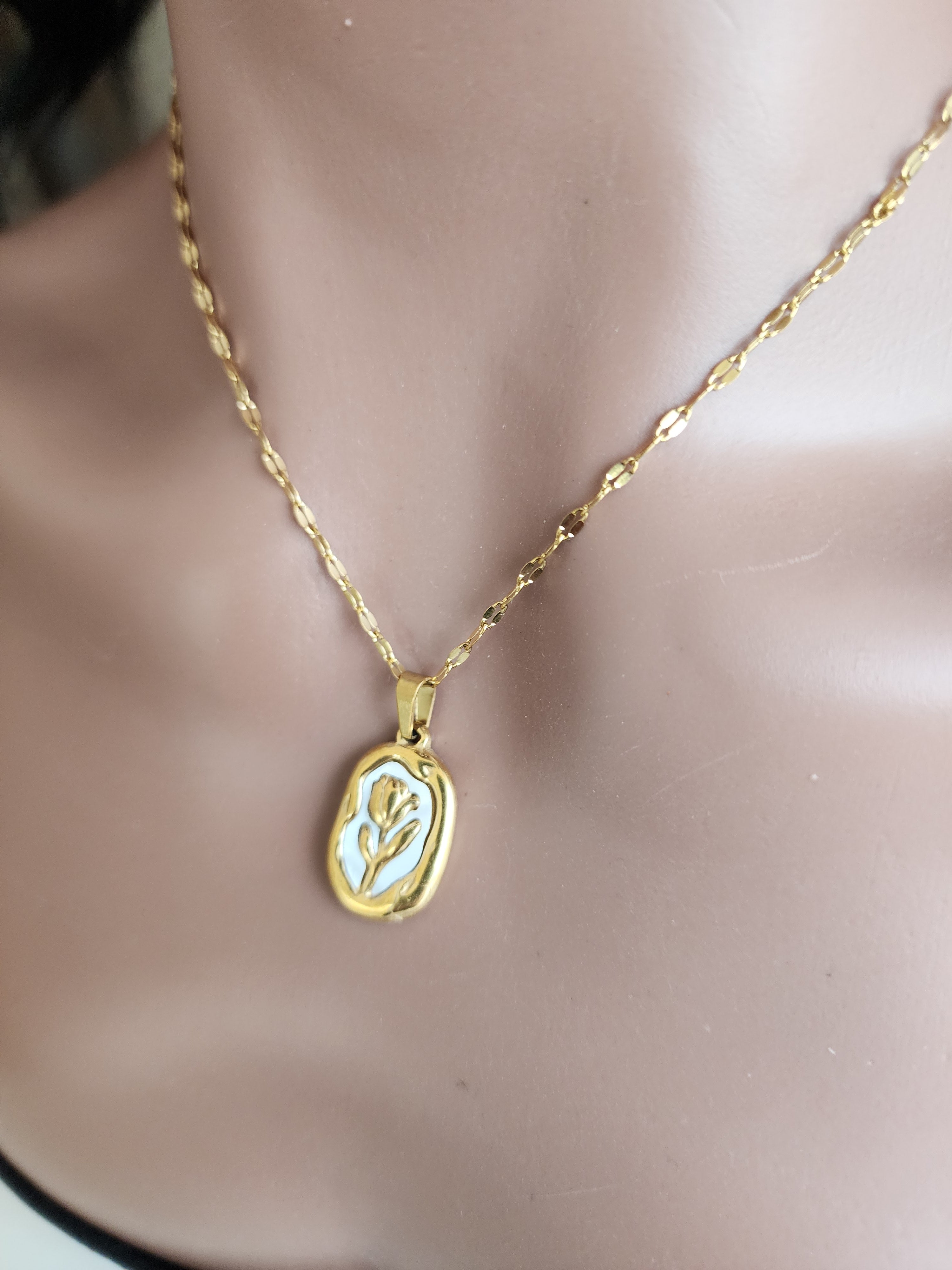Collier pendentif médaille rose