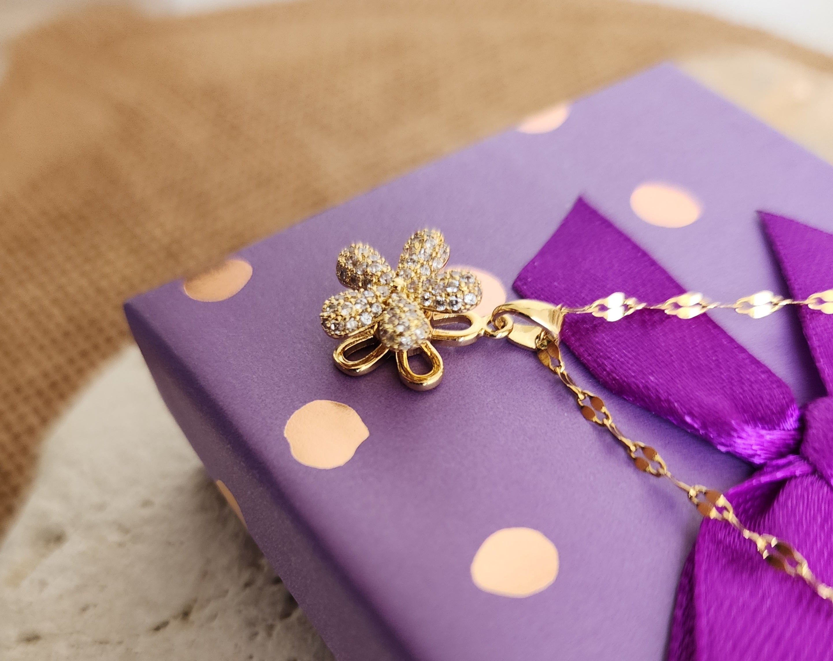 Collier pendentif fleur et strass tournante