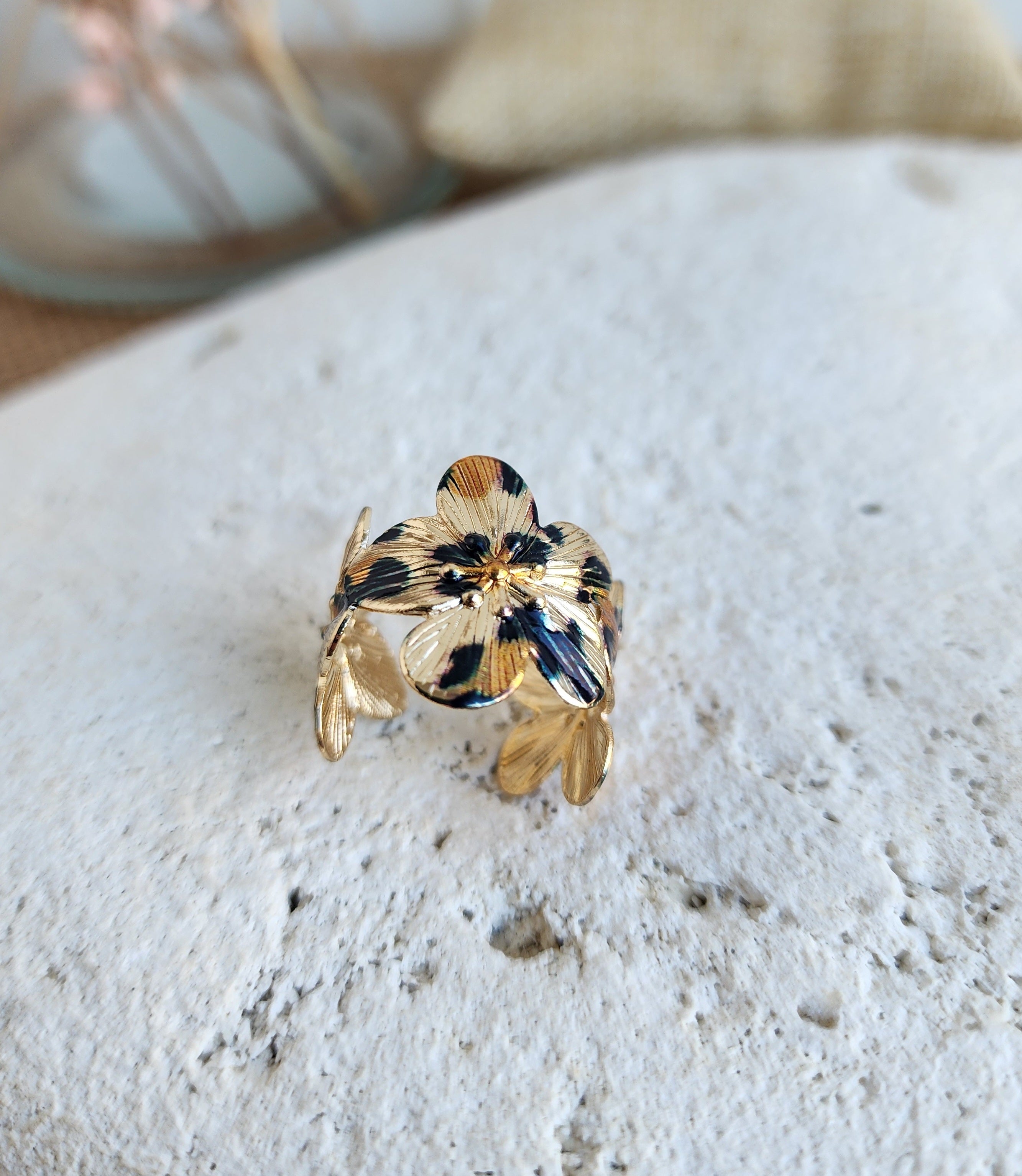 Bague ajustable fleurs motifs léopard