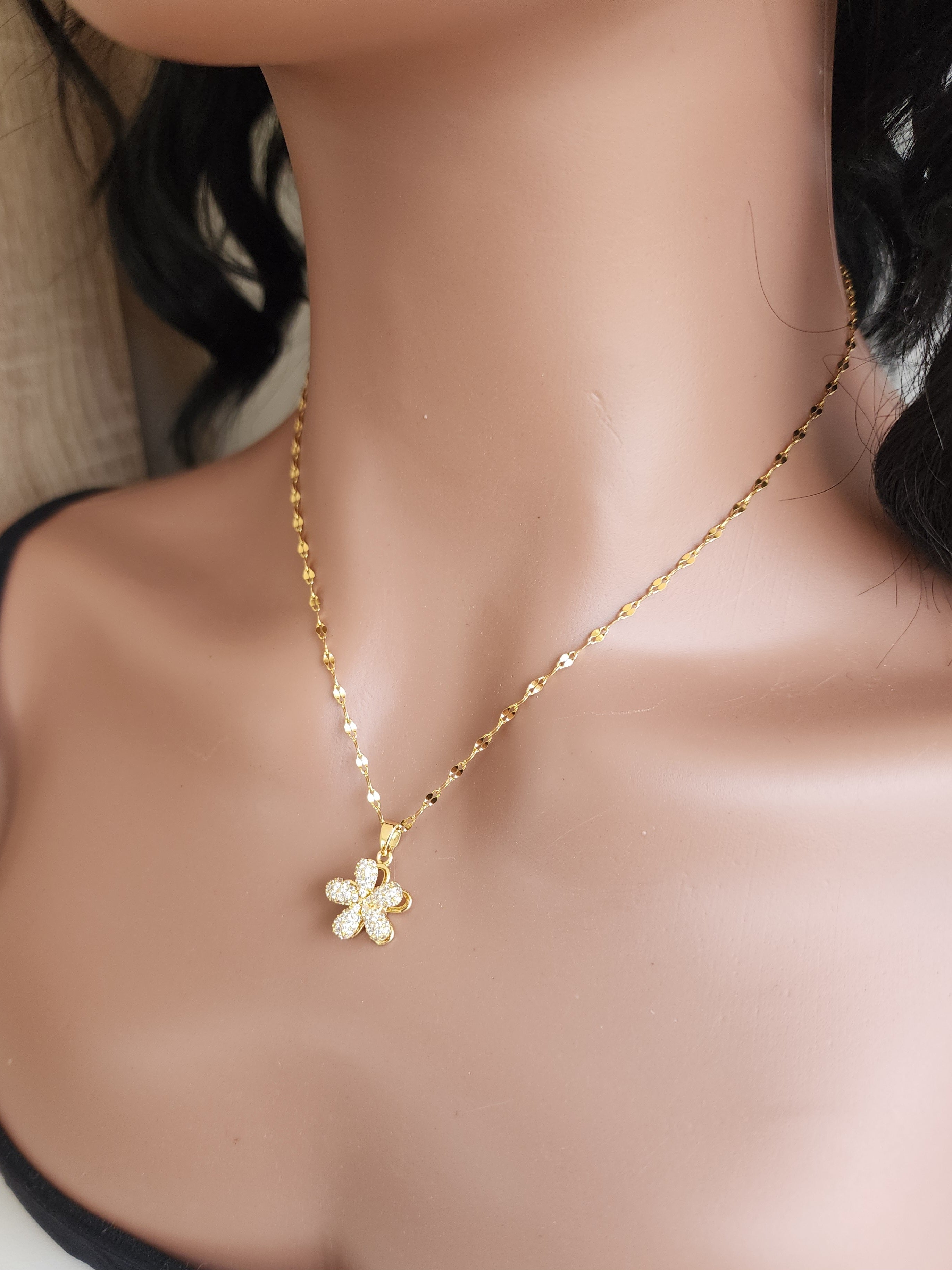 Collier pendentif fleur et strass tournante