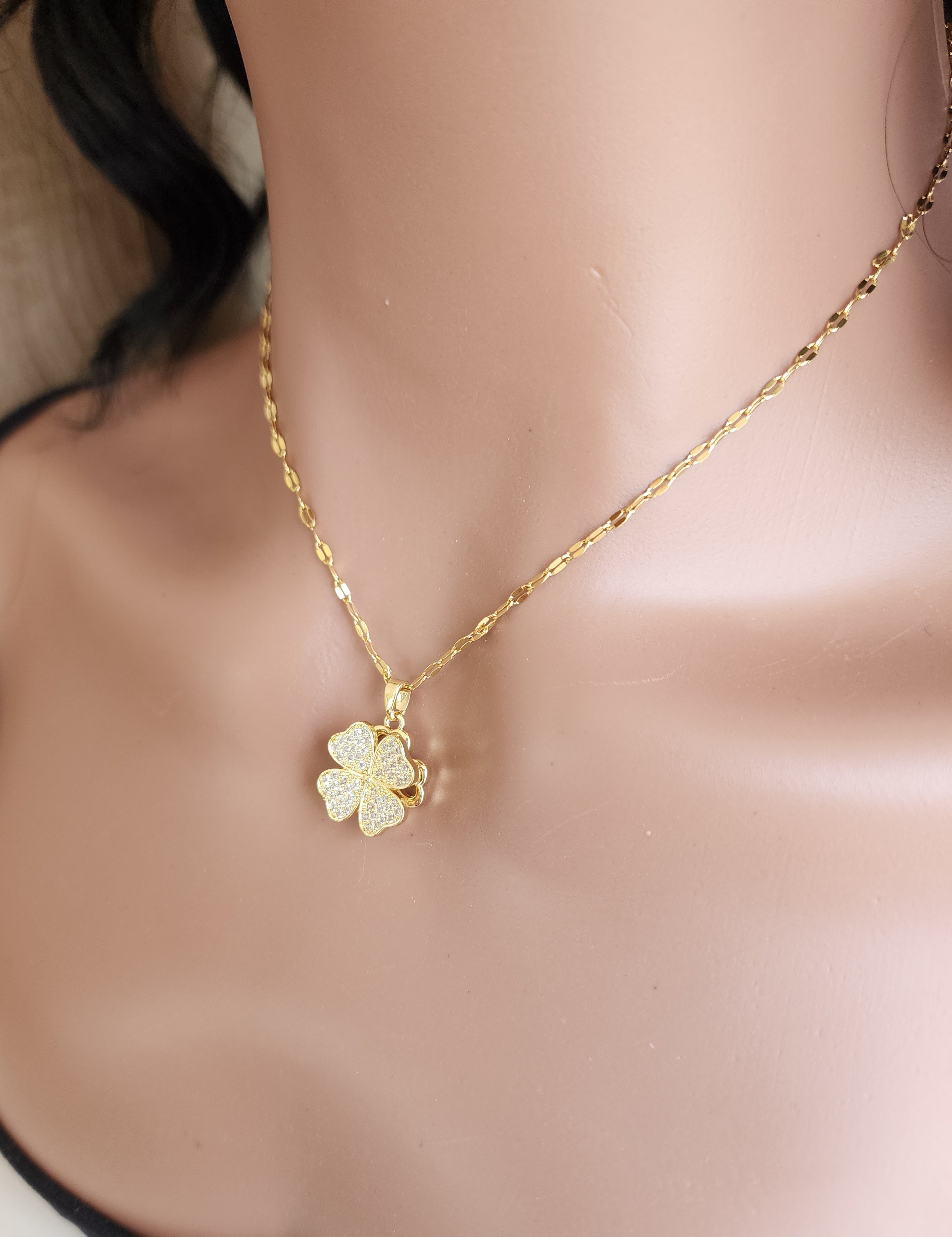 Collier pendentif trèfle tournant