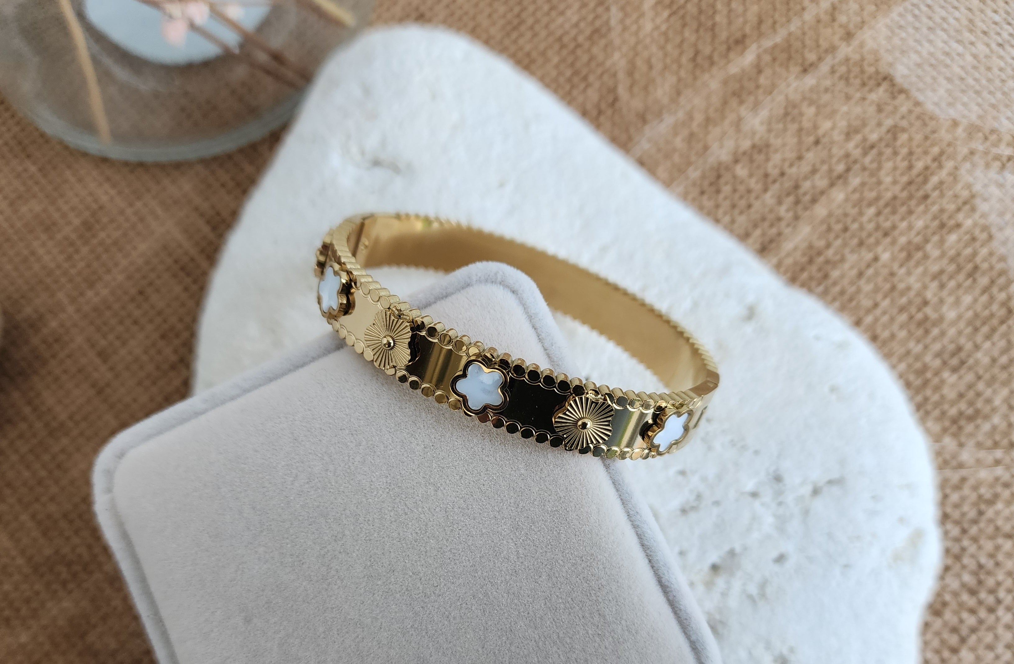 Bracelet jonc fleurs blanches