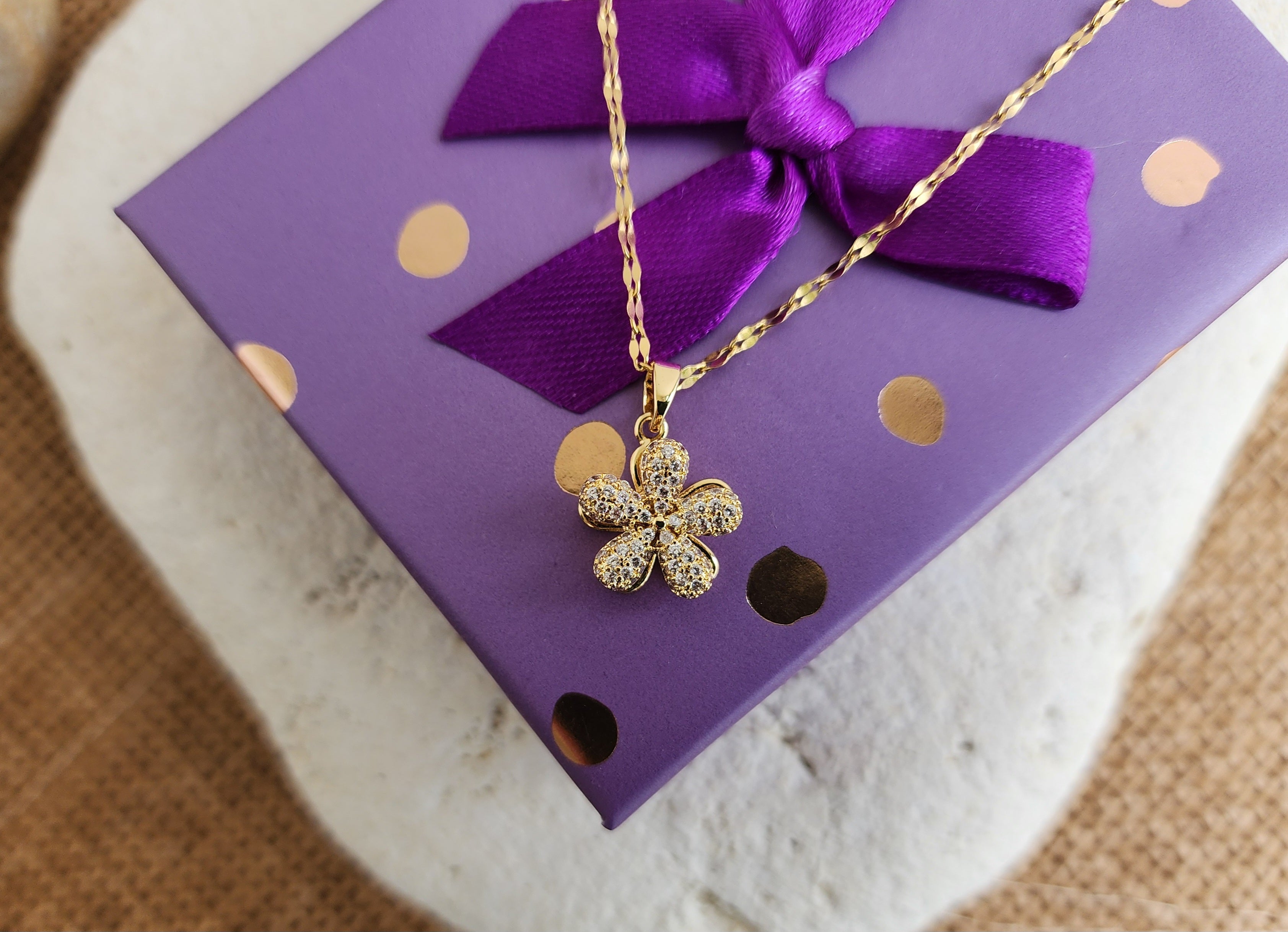 Collier pendentif fleur et strass tournante