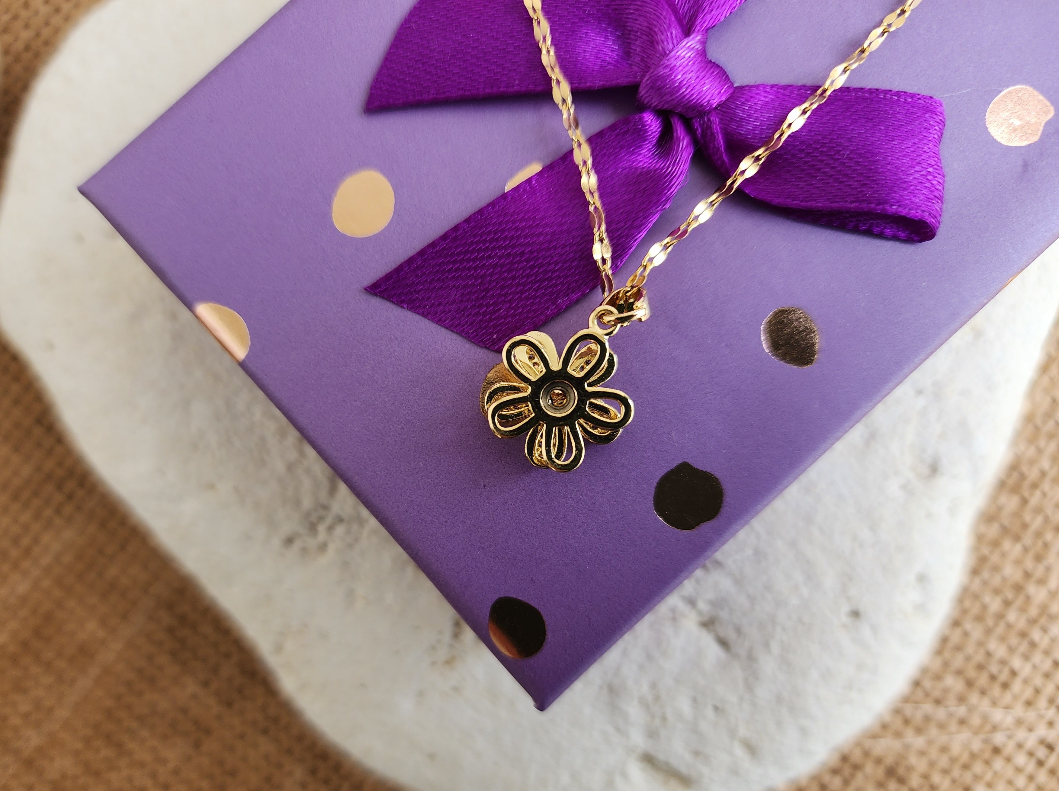 Collier pendentif fleur et strass tournante