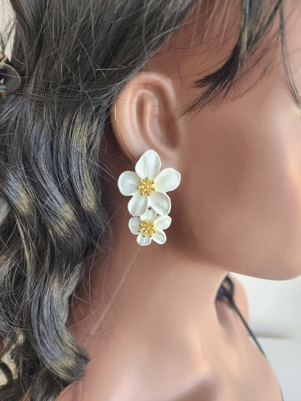 Boucles d'oreilles fleurs blanches