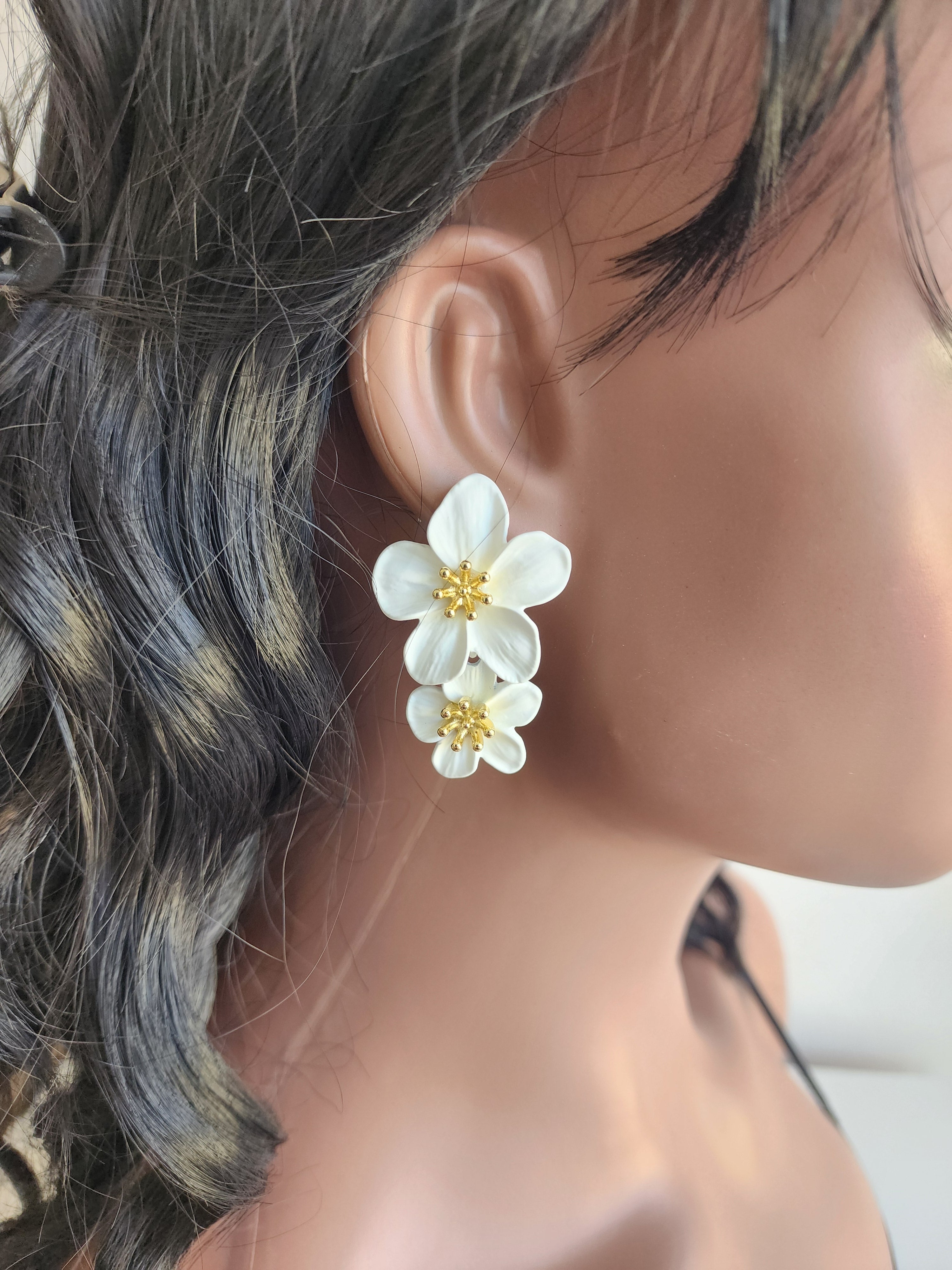 Boucles d'oreilles fleurs blanches