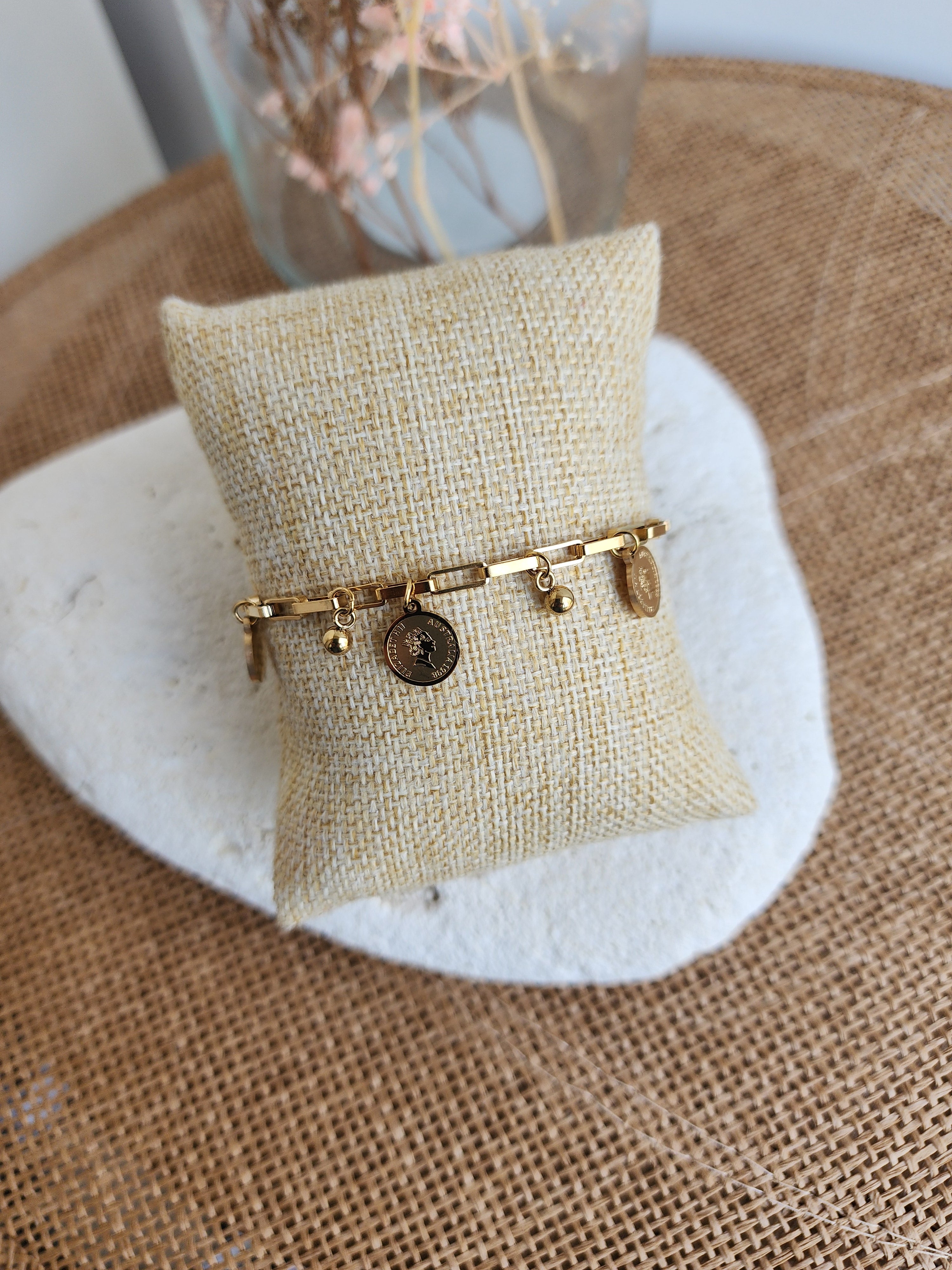 Bracelet chaîne à breloques médaille
