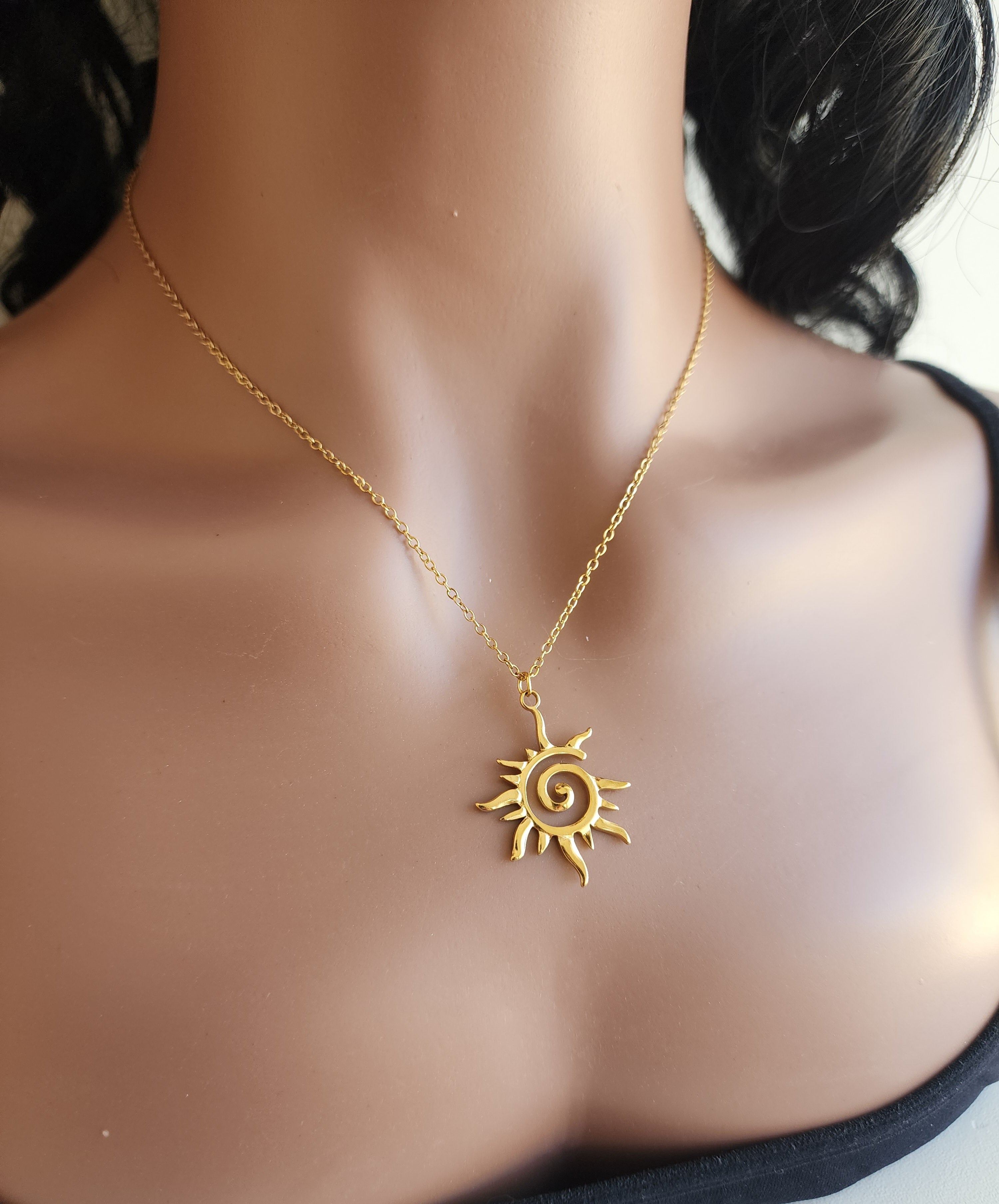 Collier pendentif soleil spirale