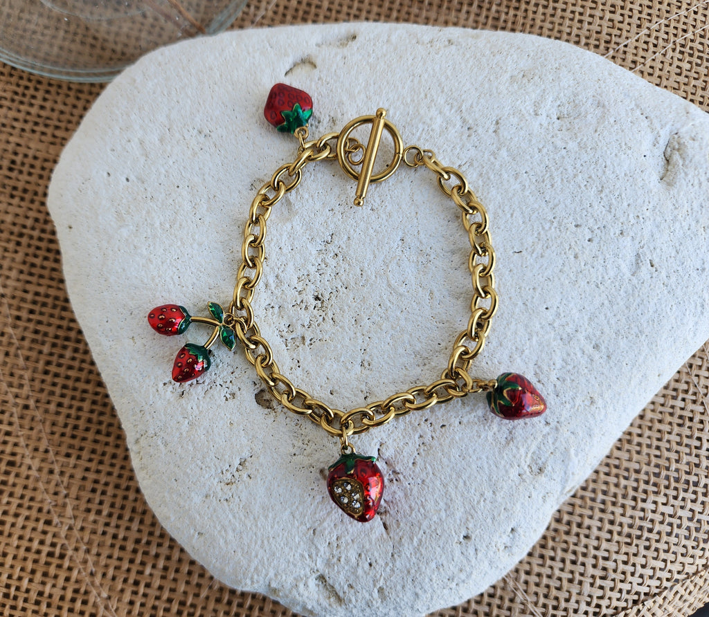 Bracelet à breloques fraises