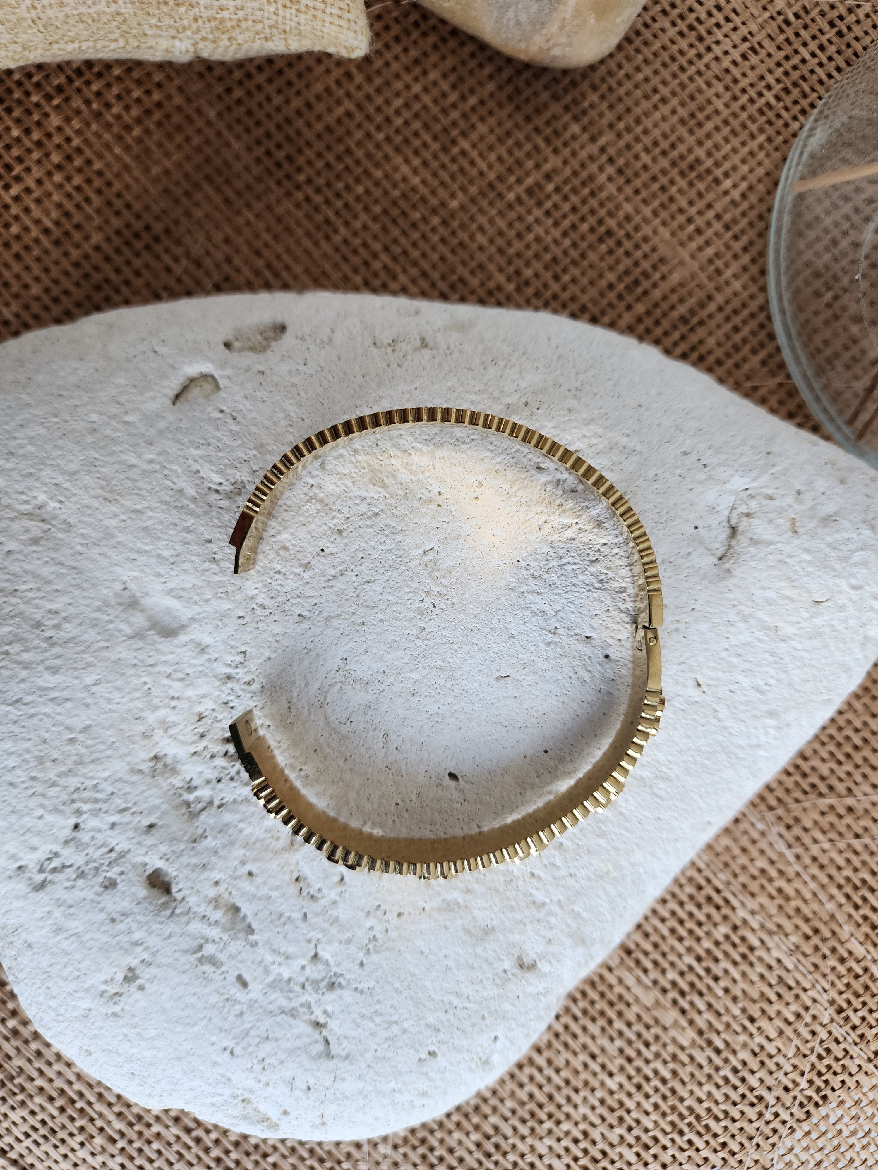 Bracelet jonc fleurs blanches