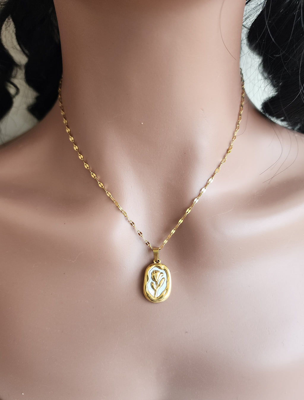 Collier pendentif médaille rose