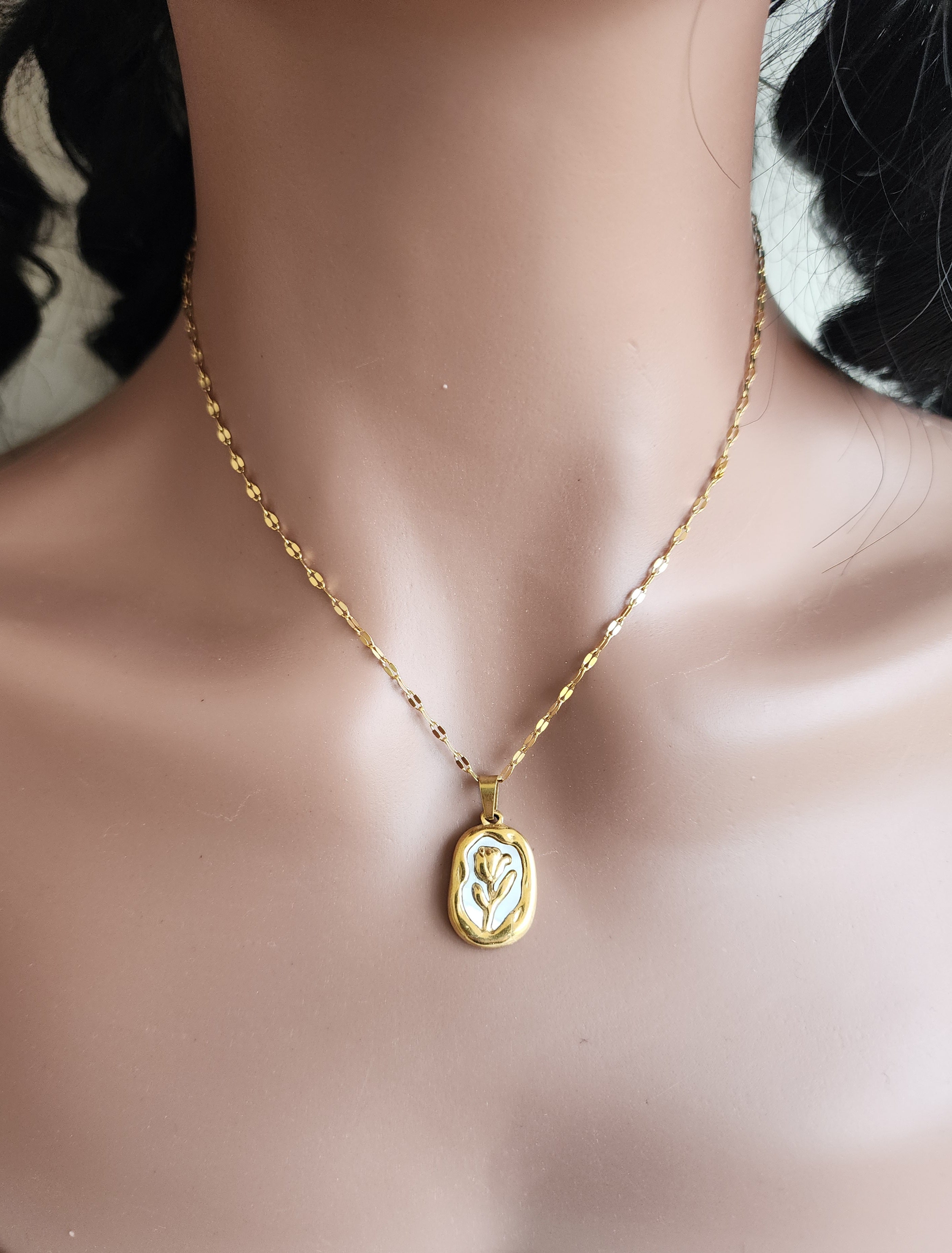 Collier pendentif médaille rose