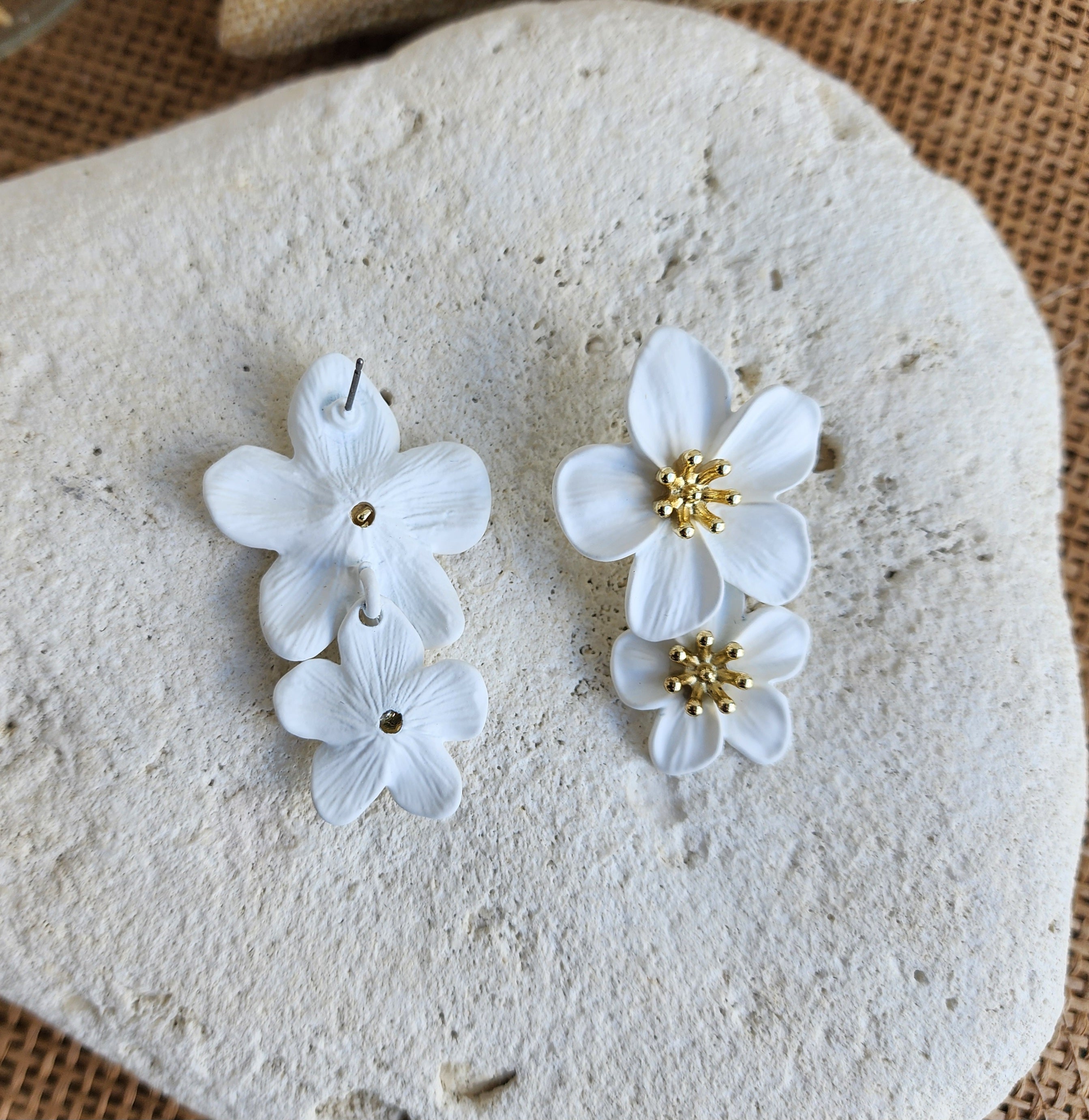 Boucles d'oreilles fleurs blanches