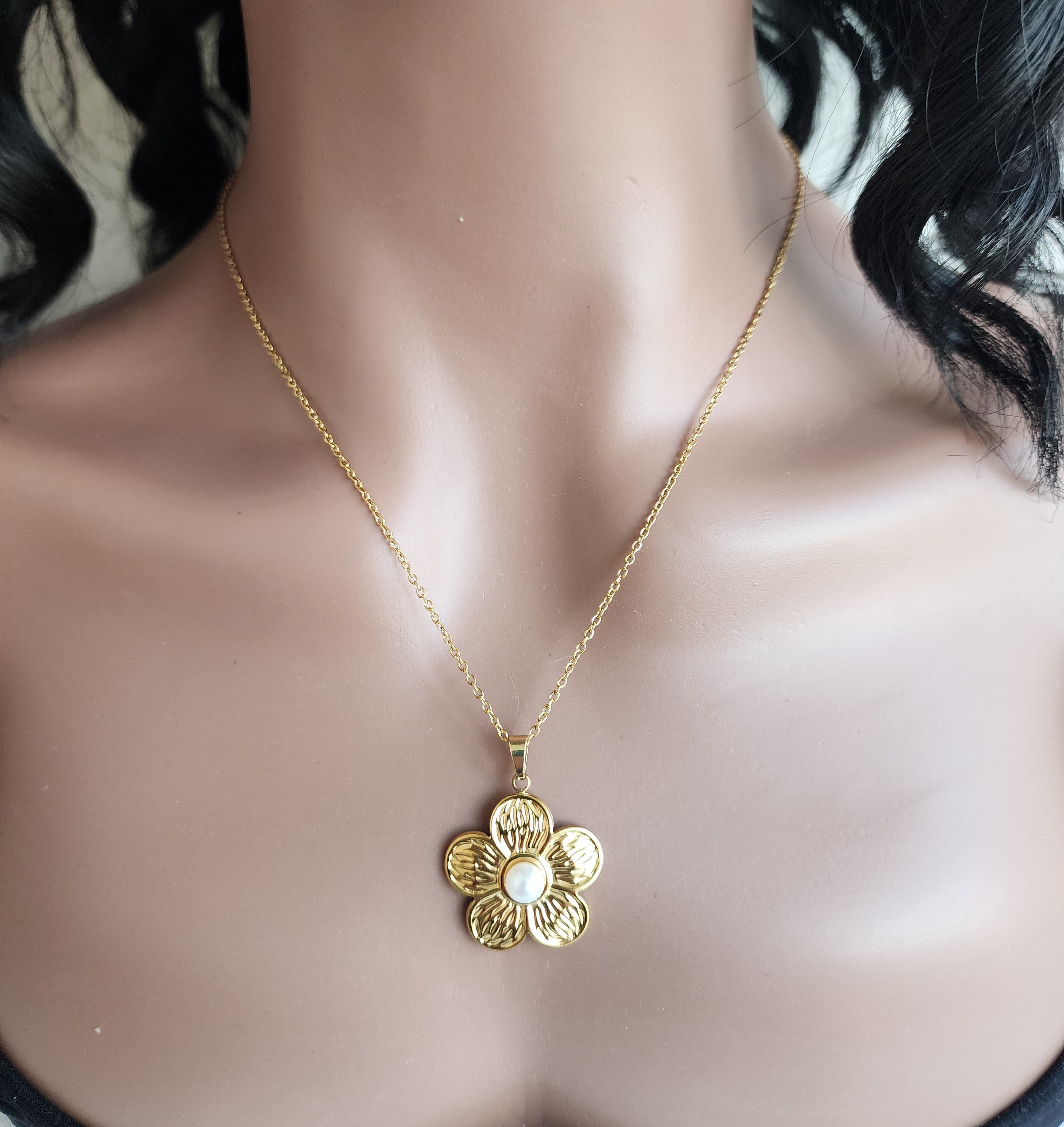 Collier pendentif fleur et perle blanche