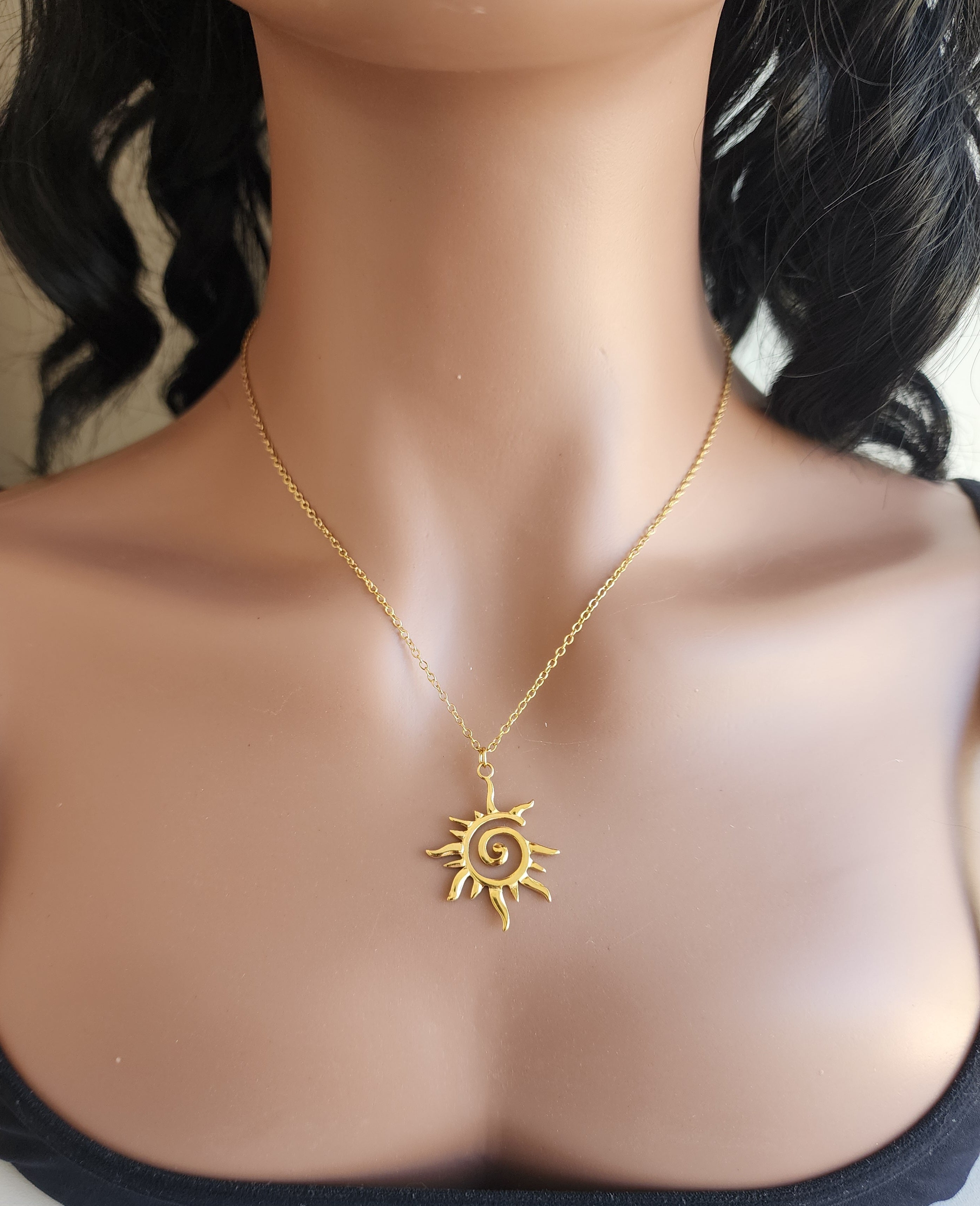Collier pendentif soleil spirale