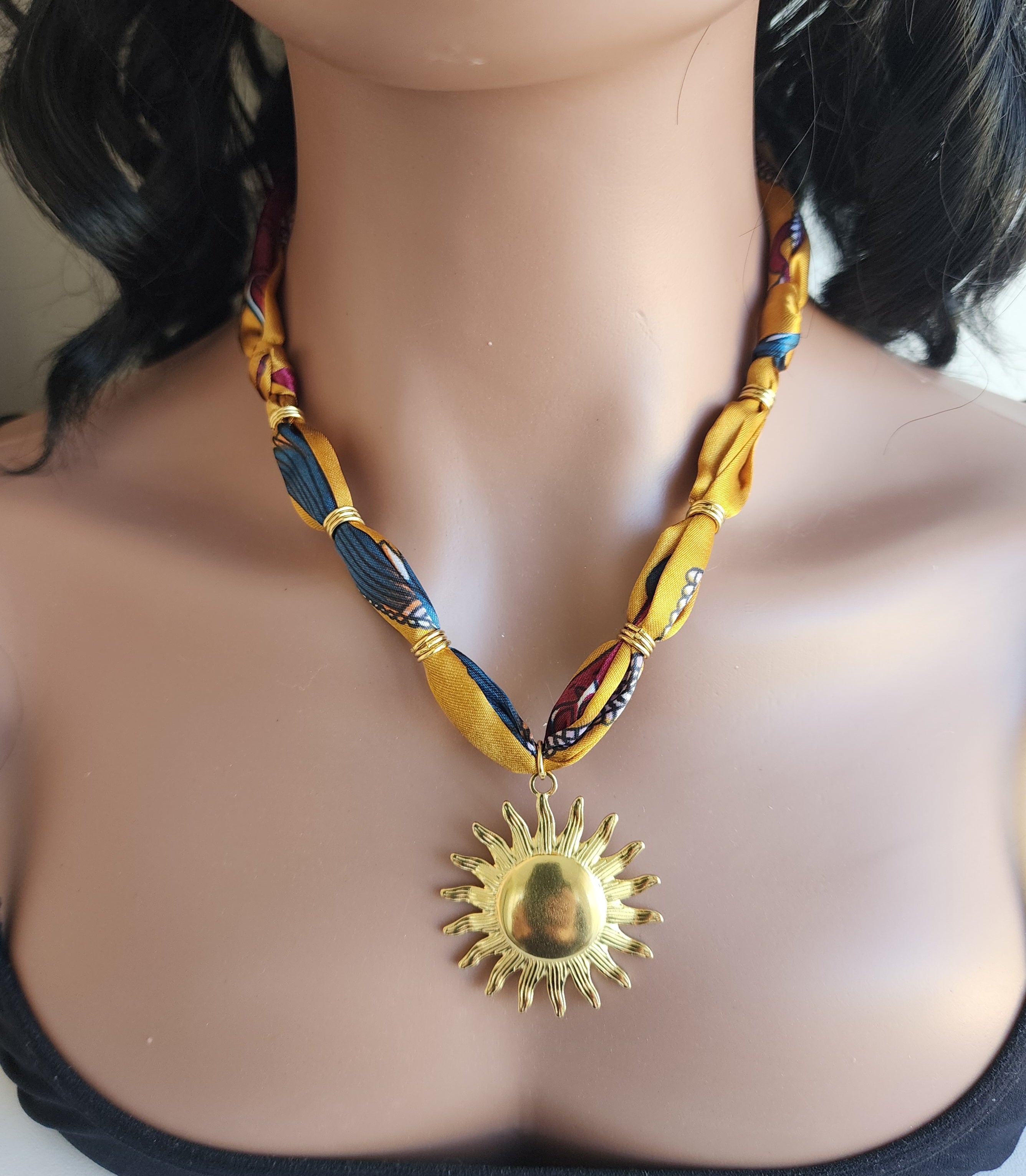 Collier ruban pendentif soleil