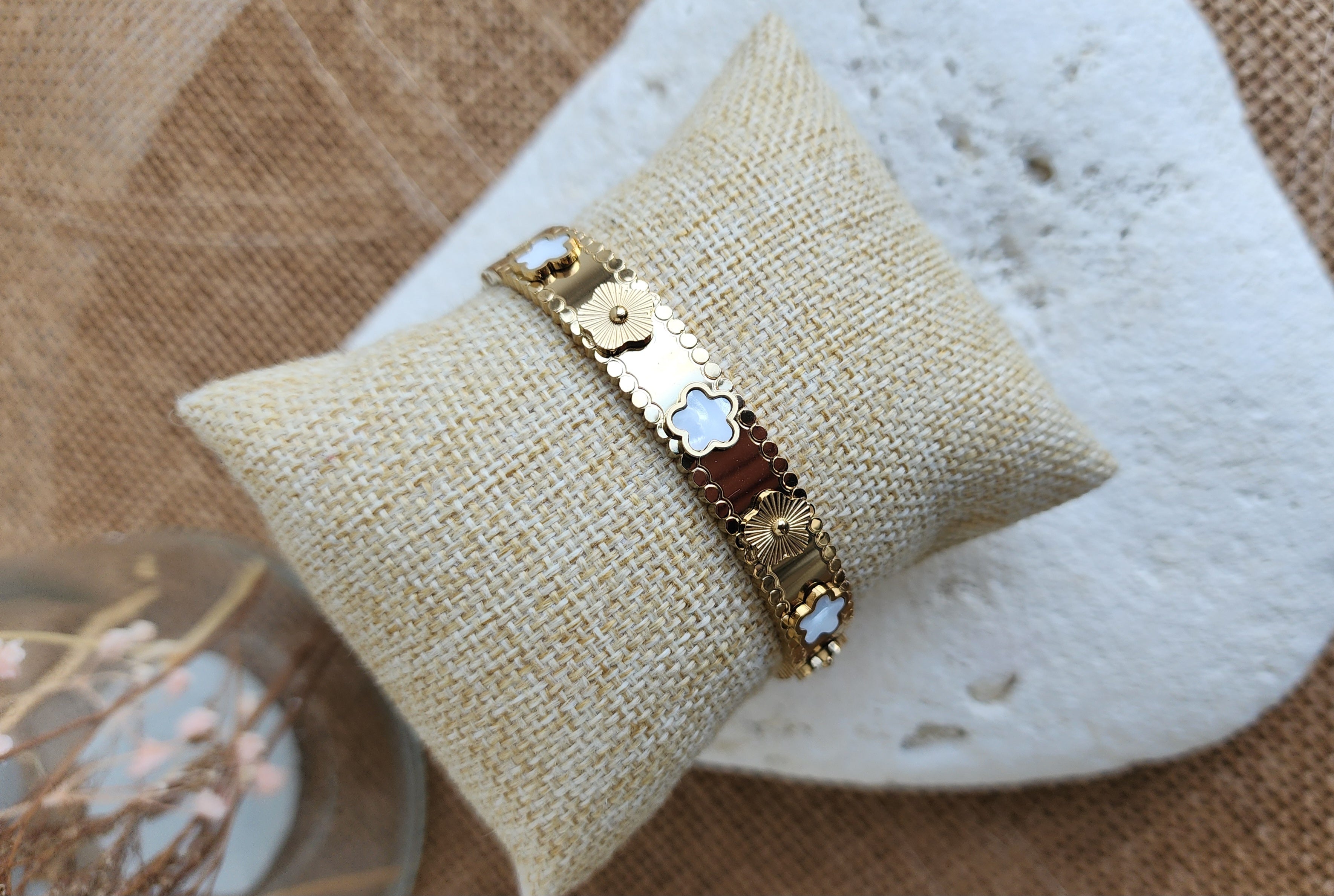 Bracelet jonc fleurs blanches