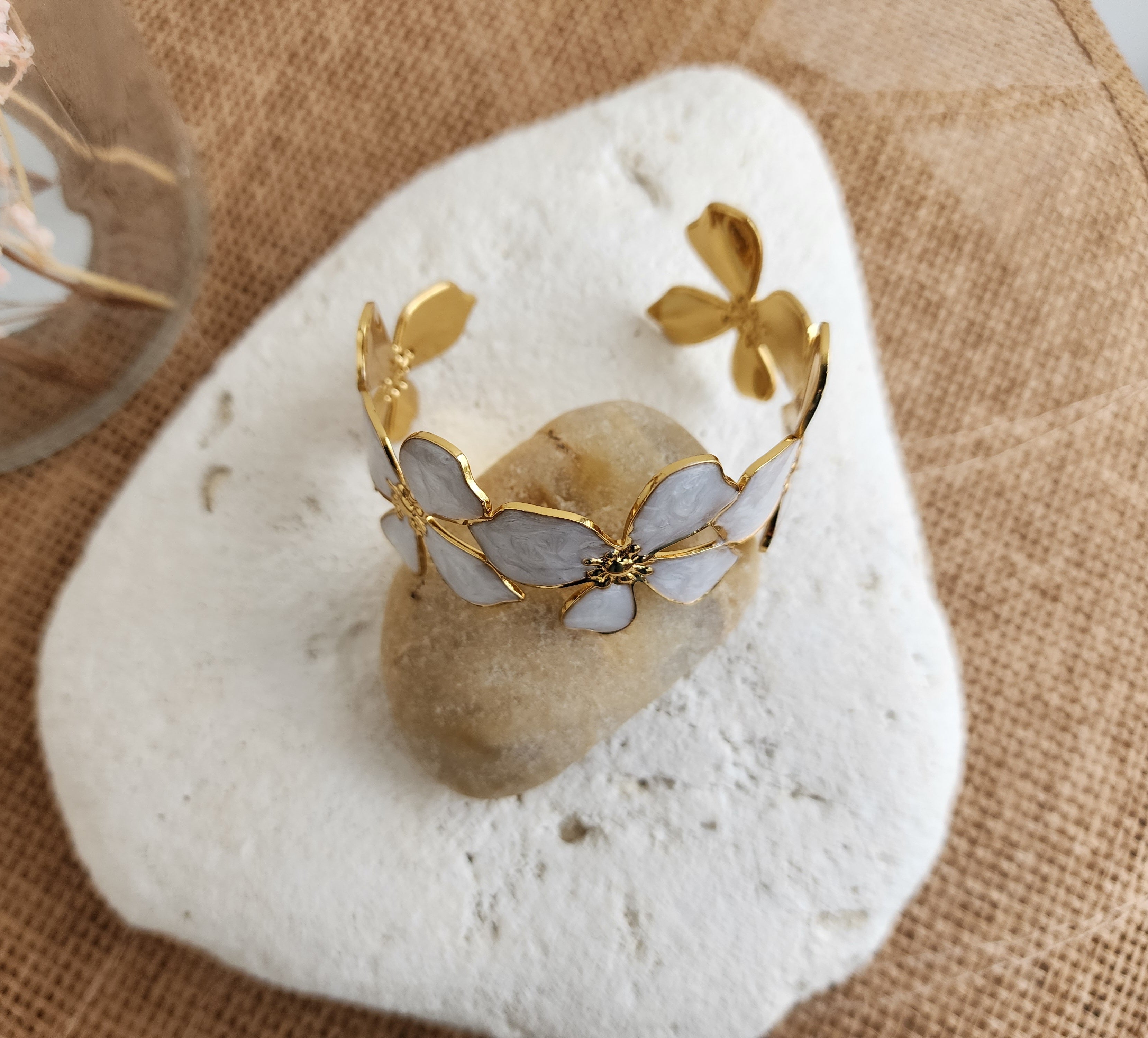 Bracelet jonc ajustable fleurs blanches