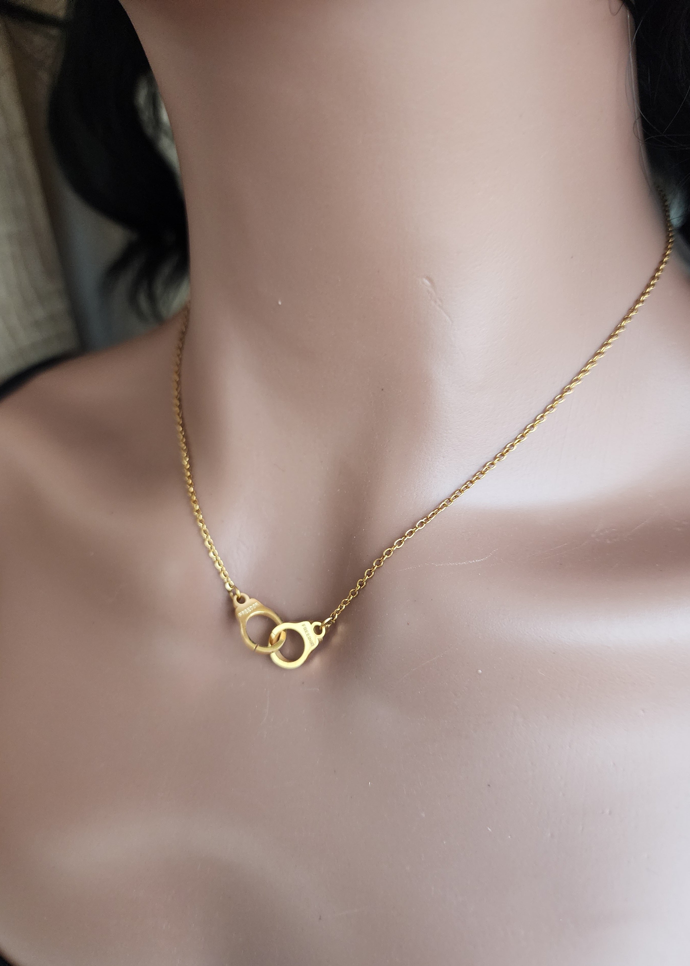 Collier pendentif menottes