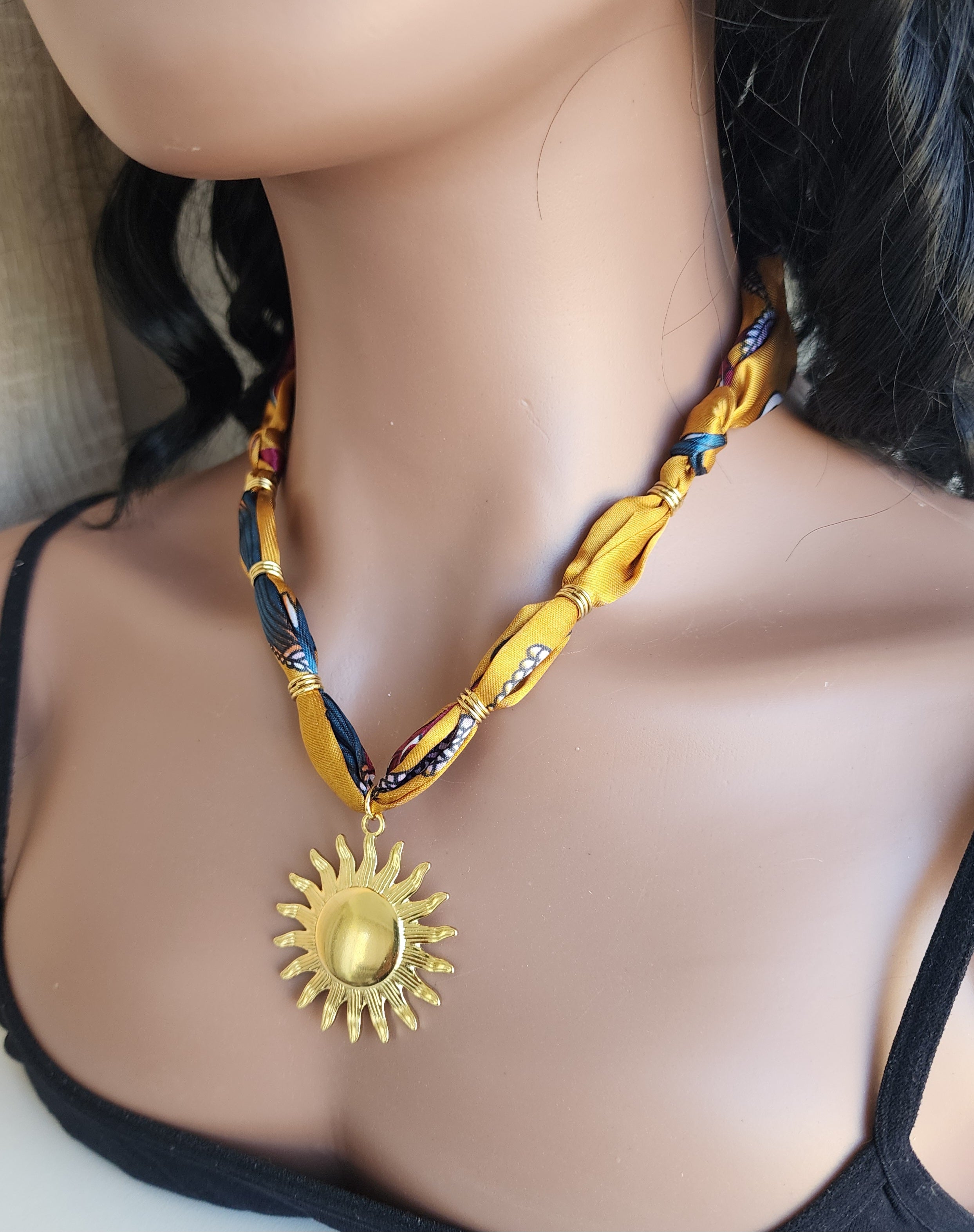 Collier ruban pendentif soleil