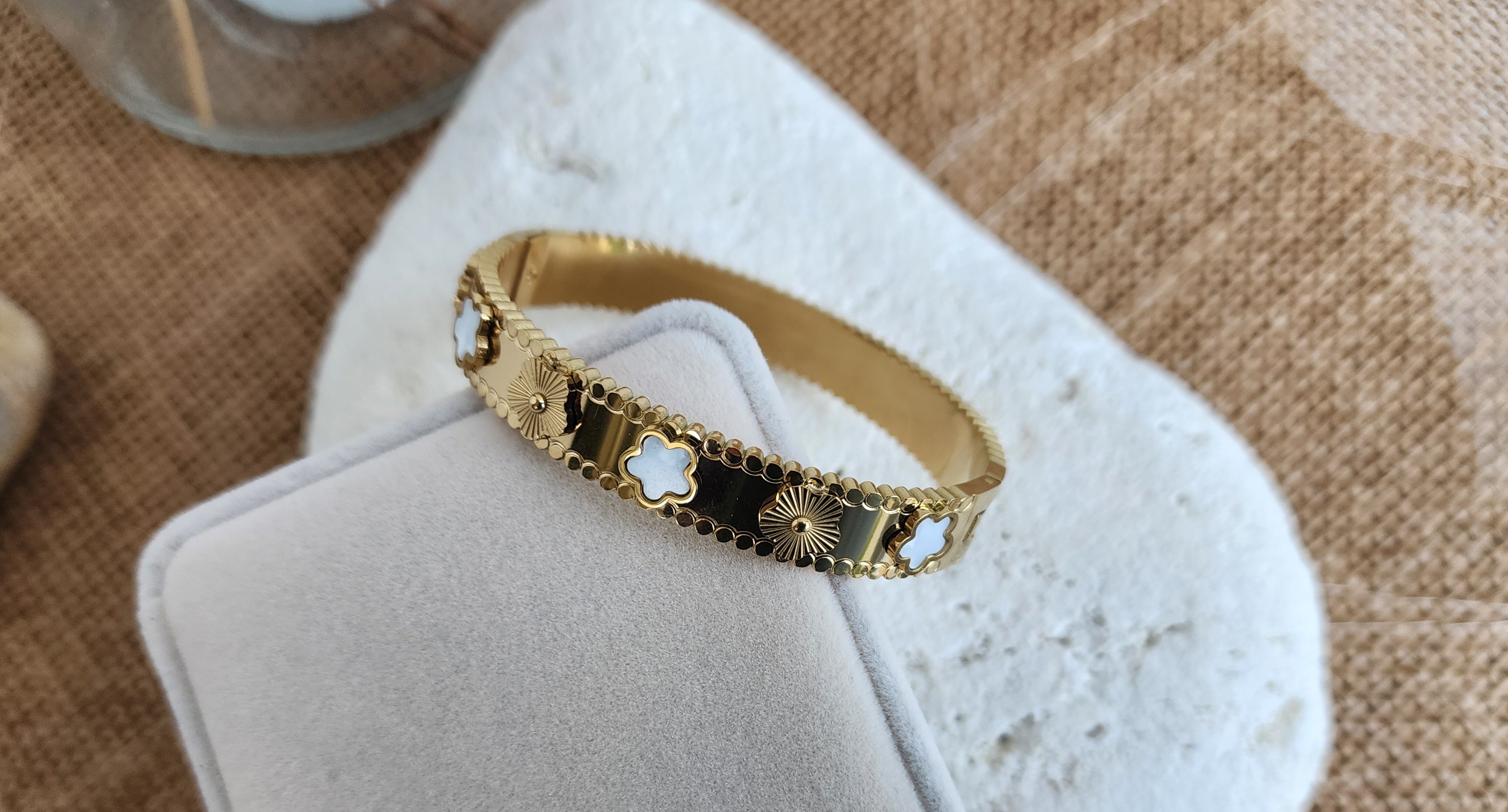 Bracelet jonc fleurs blanches