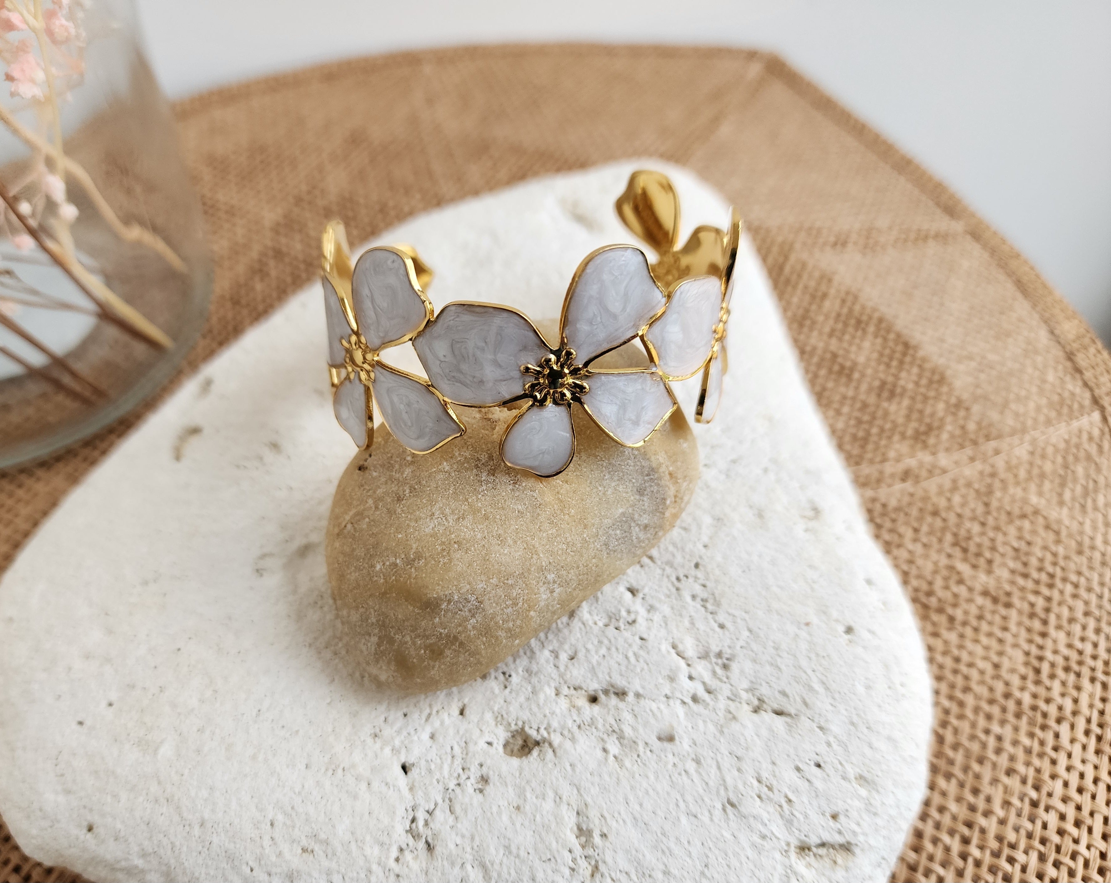Bracelet jonc ajustable fleurs blanches