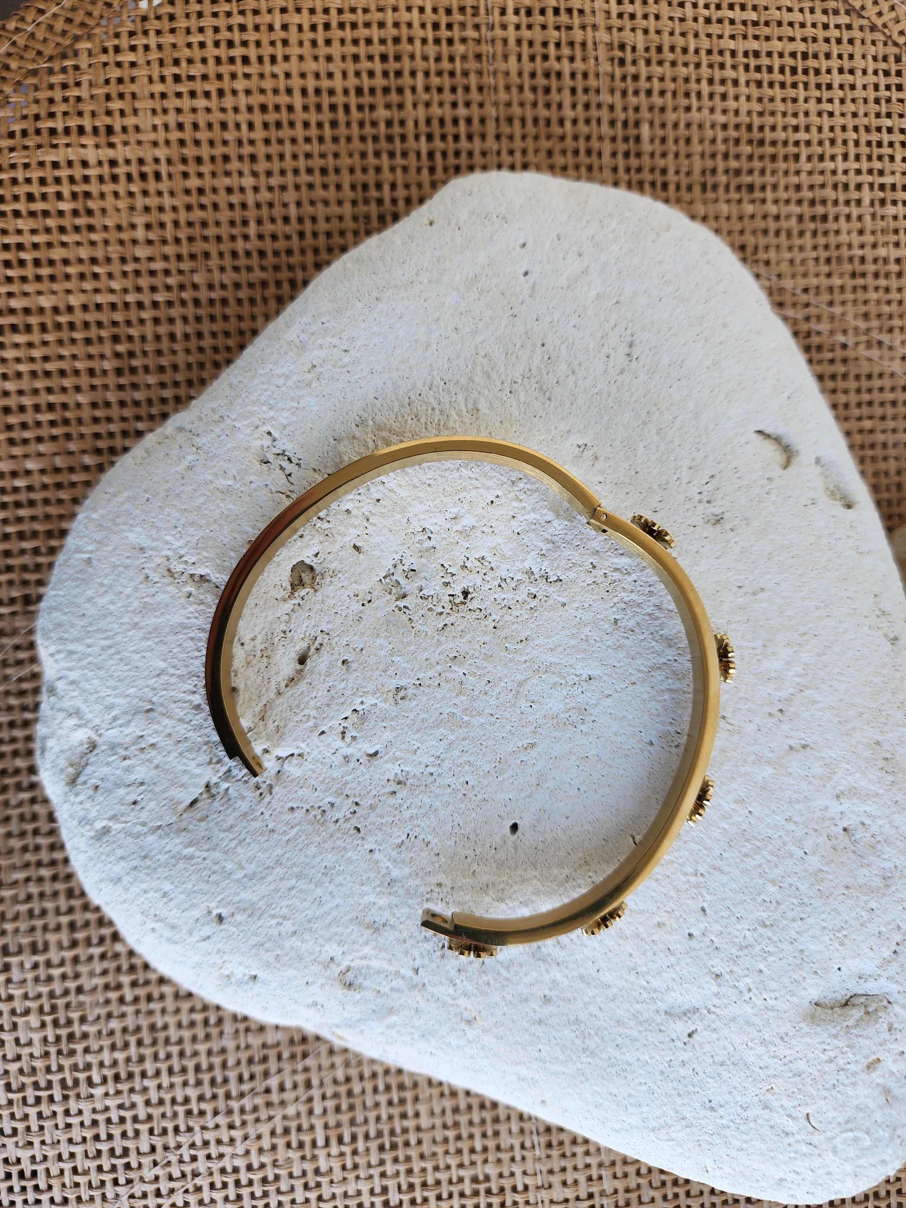 Bracelet jonc fleurs relief