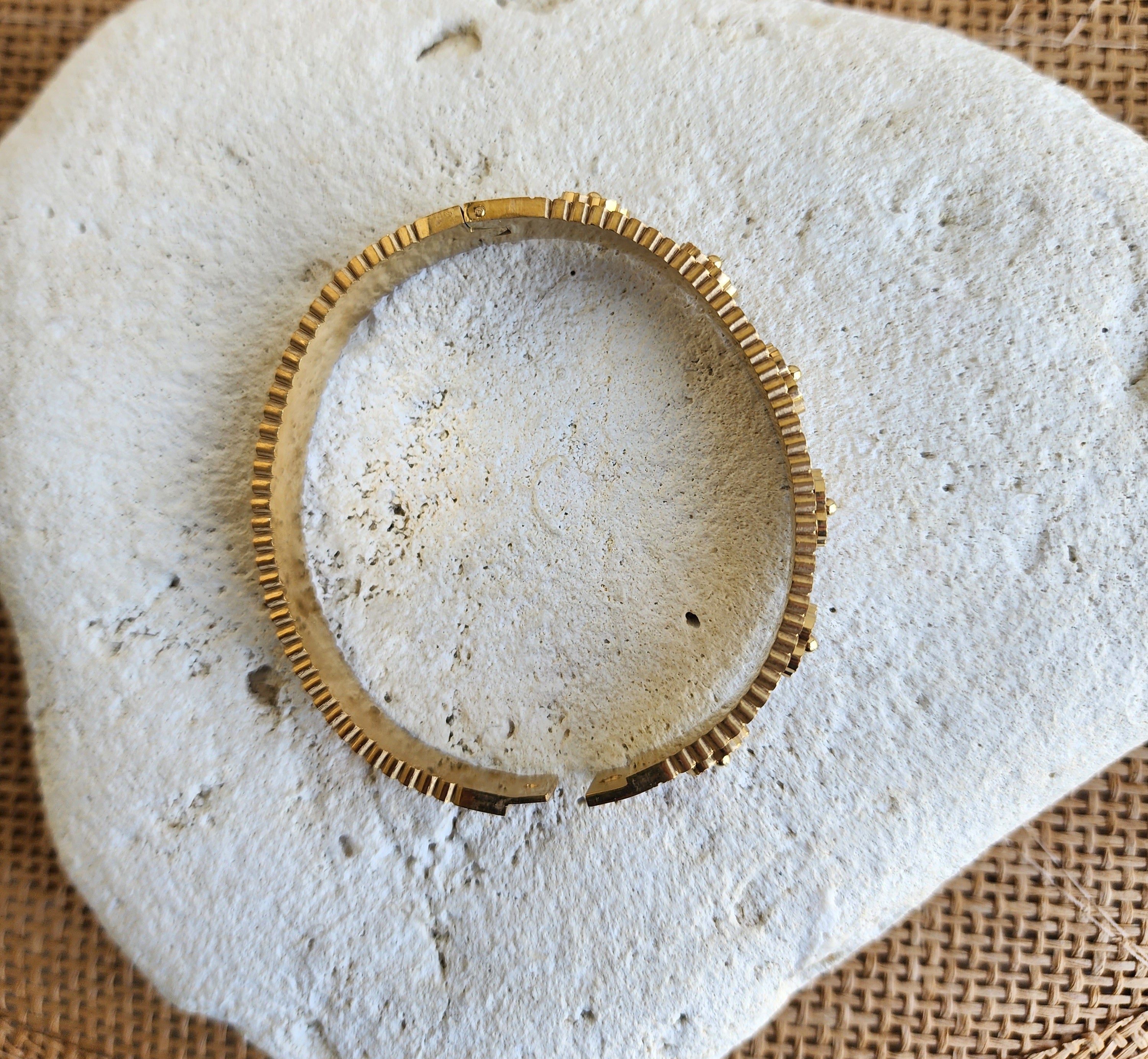 Bracelet jonc petites fleurs
